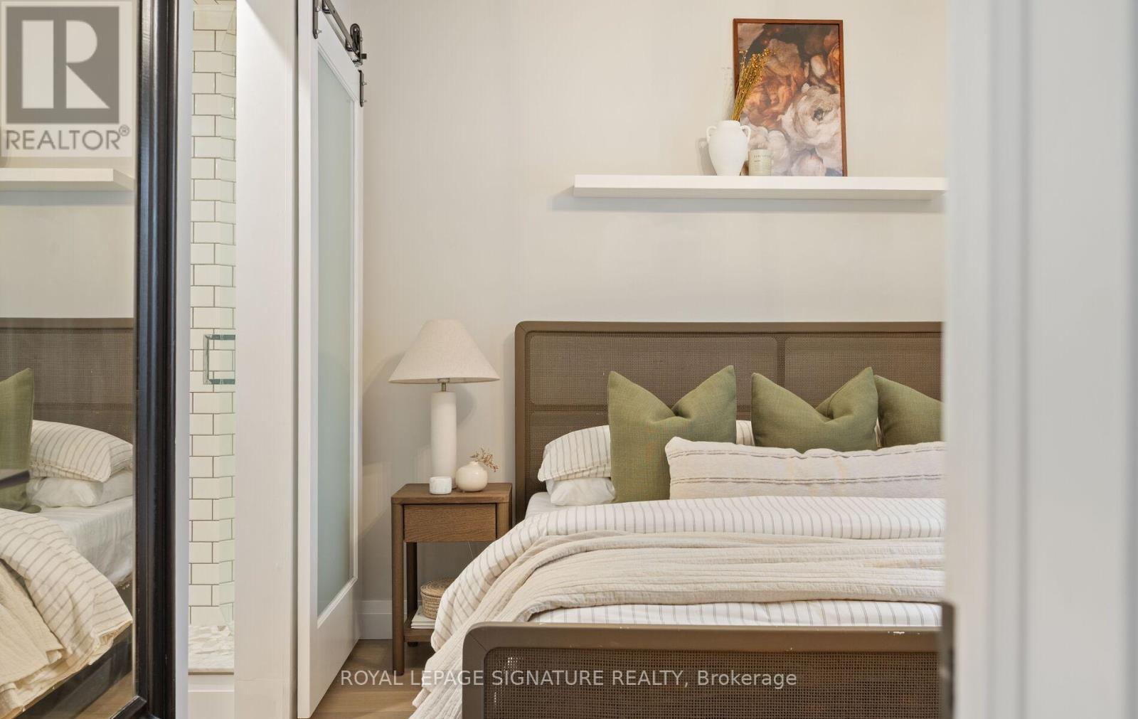 122 Queen Street, Barrie, ON - Indoor Photo Showing Bedroom