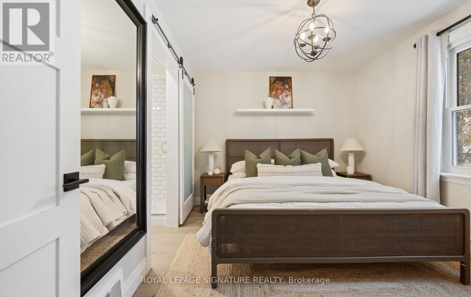 122 Queen Street, Barrie, ON - Indoor Photo Showing Bedroom