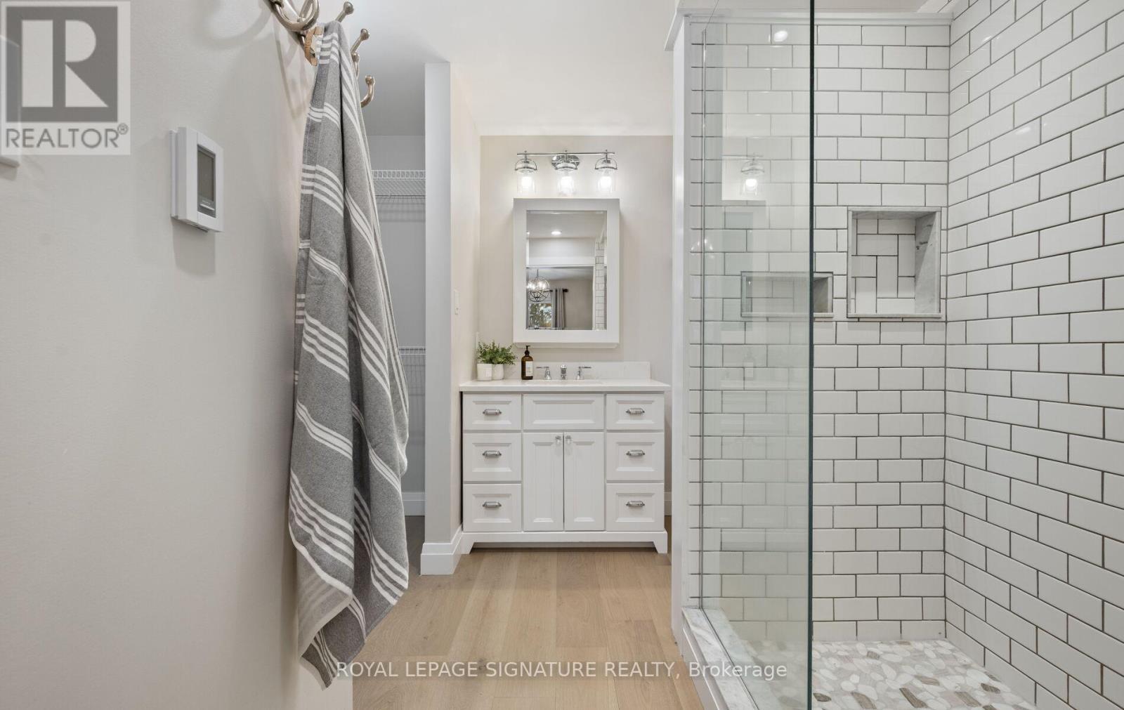 122 Queen Street, Barrie, ON - Indoor Photo Showing Bathroom