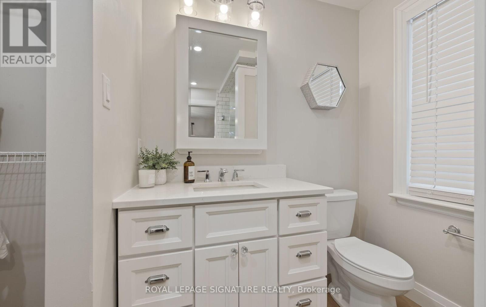 122 Queen Street, Barrie, ON - Indoor Photo Showing Bathroom
