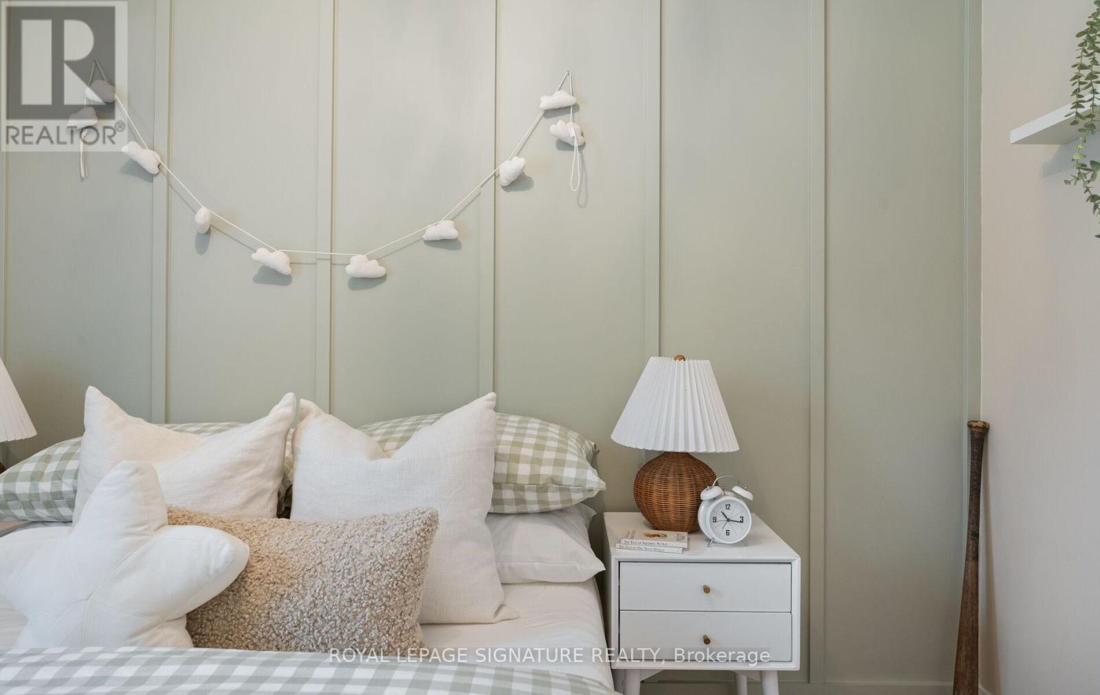 122 Queen Street, Barrie, ON - Indoor Photo Showing Bedroom