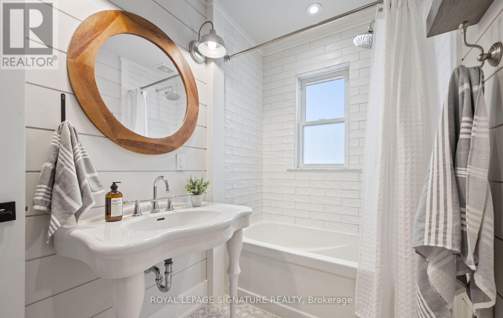 122 Queen Street, Barrie, ON - Indoor Photo Showing Bathroom