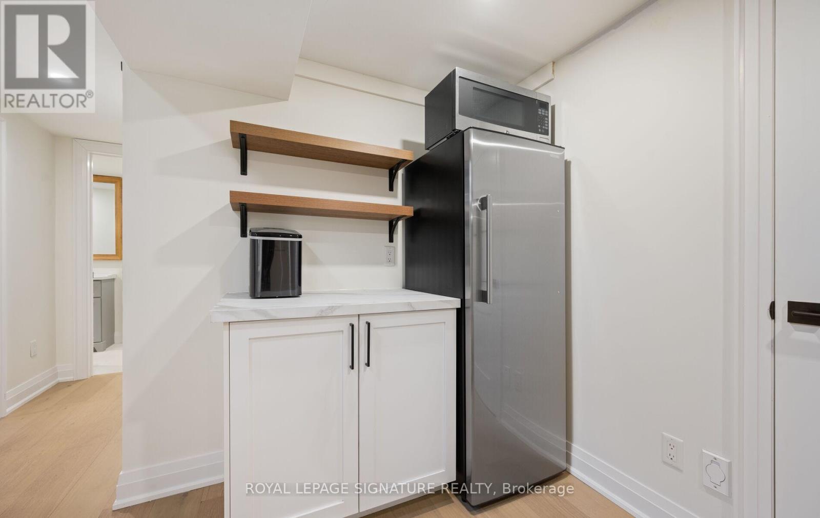 122 Queen Street, Barrie, ON - With Exterior