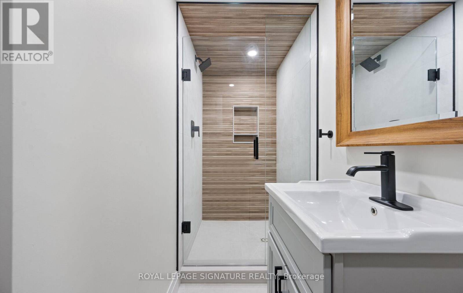 122 Queen Street, Barrie, ON - Indoor Photo Showing Bathroom