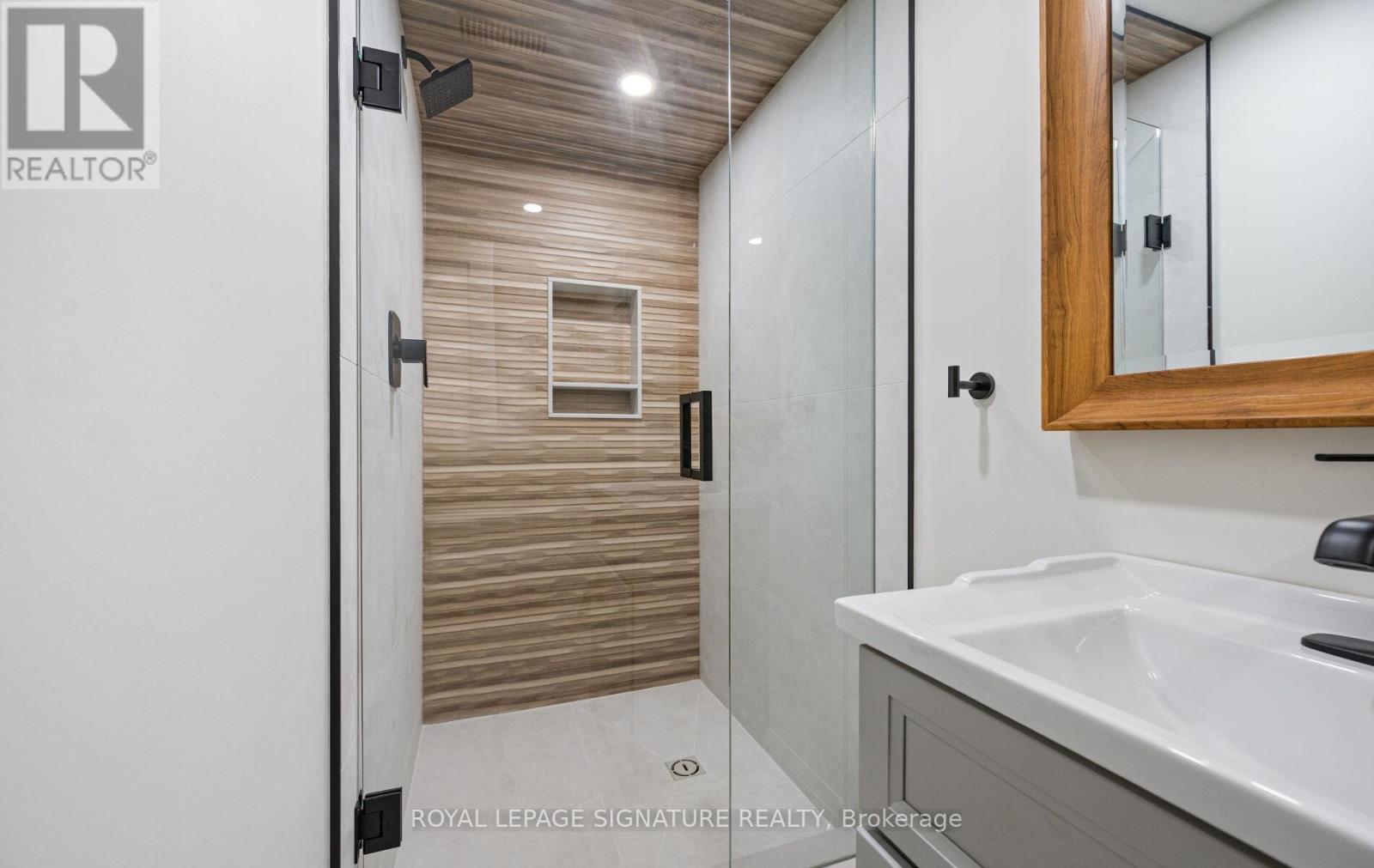 122 Queen Street, Barrie, ON - Indoor Photo Showing Bathroom