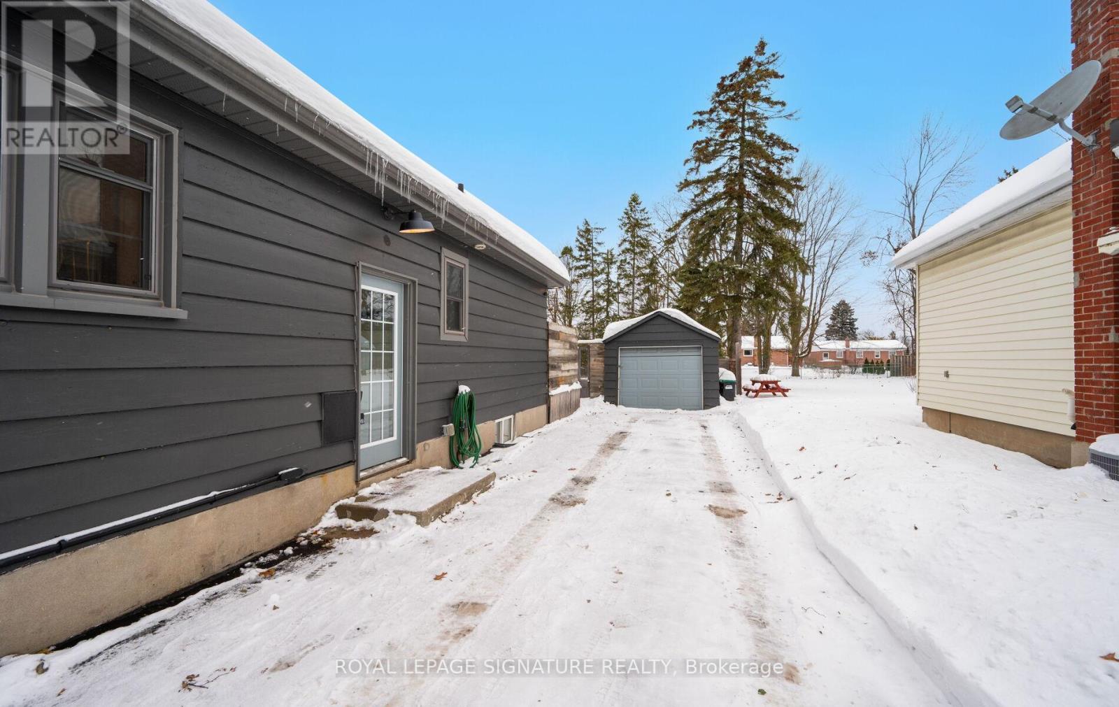 122 Queen Street, Barrie, ON - Outdoor With Exterior