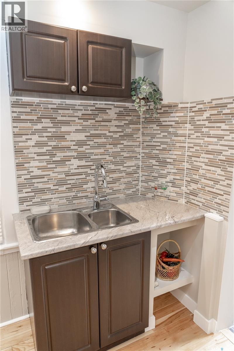 409 29Th Street W, Saskatoon, SK - Indoor Photo Showing Kitchen With Double Sink