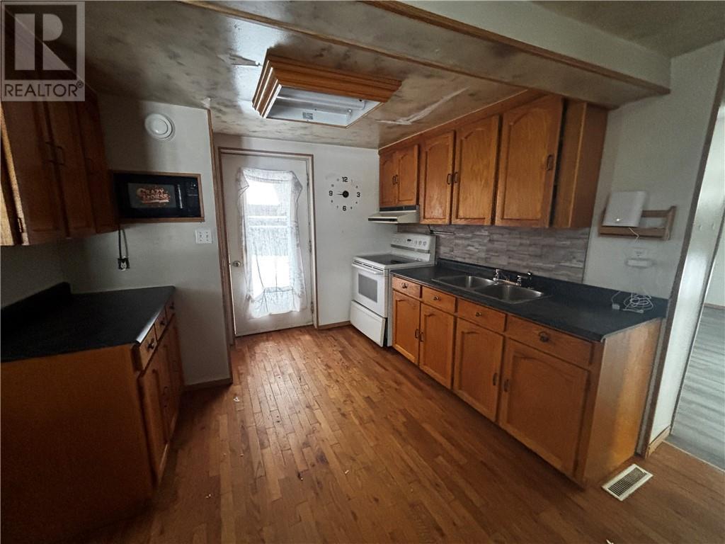 80 Main Street E, Chelmsford, ON - Indoor Photo Showing Kitchen With Double Sink