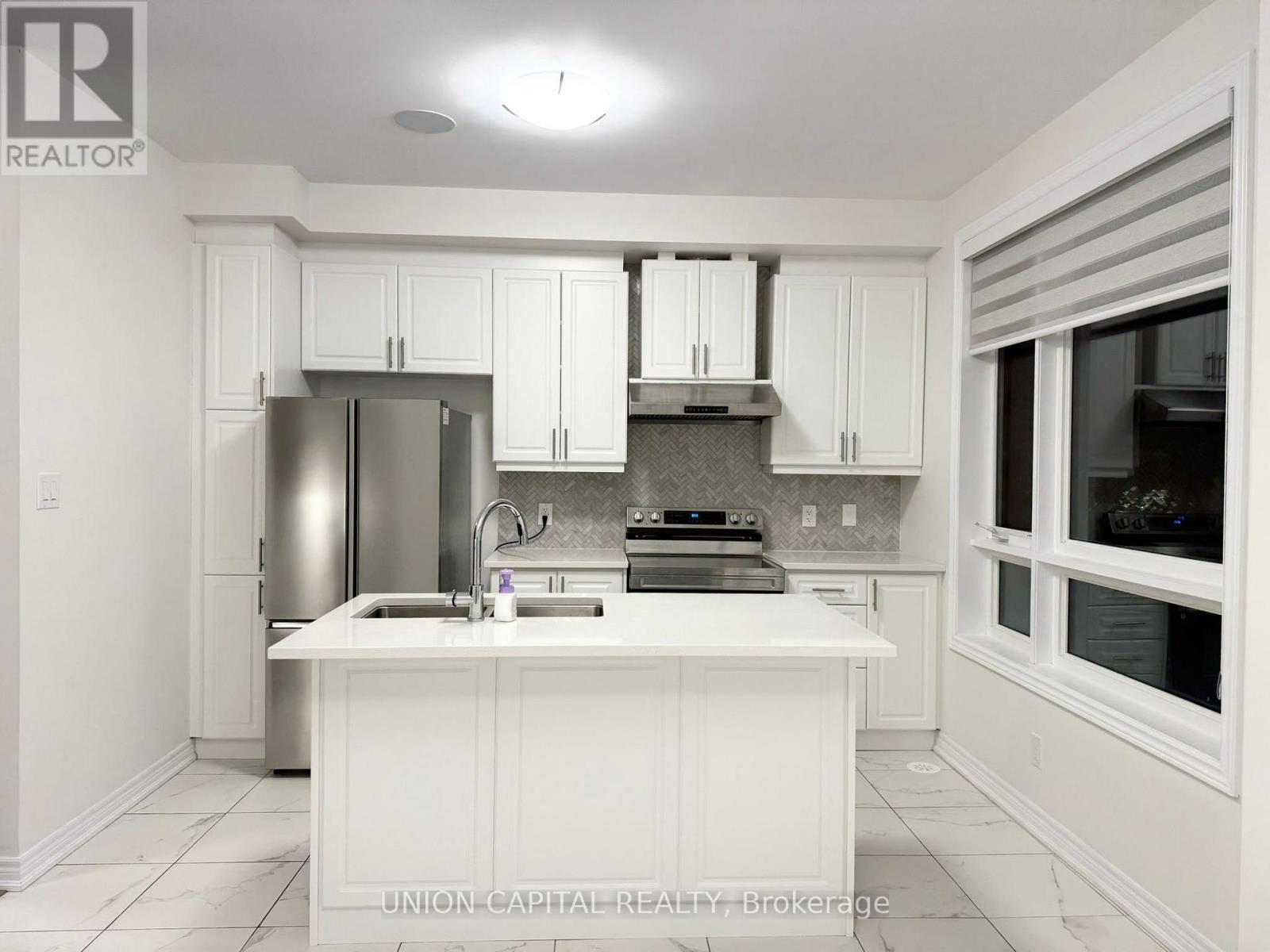 22 Robert Eaton Avenue, Markham, ON - Indoor Photo Showing Kitchen With Upgraded Kitchen