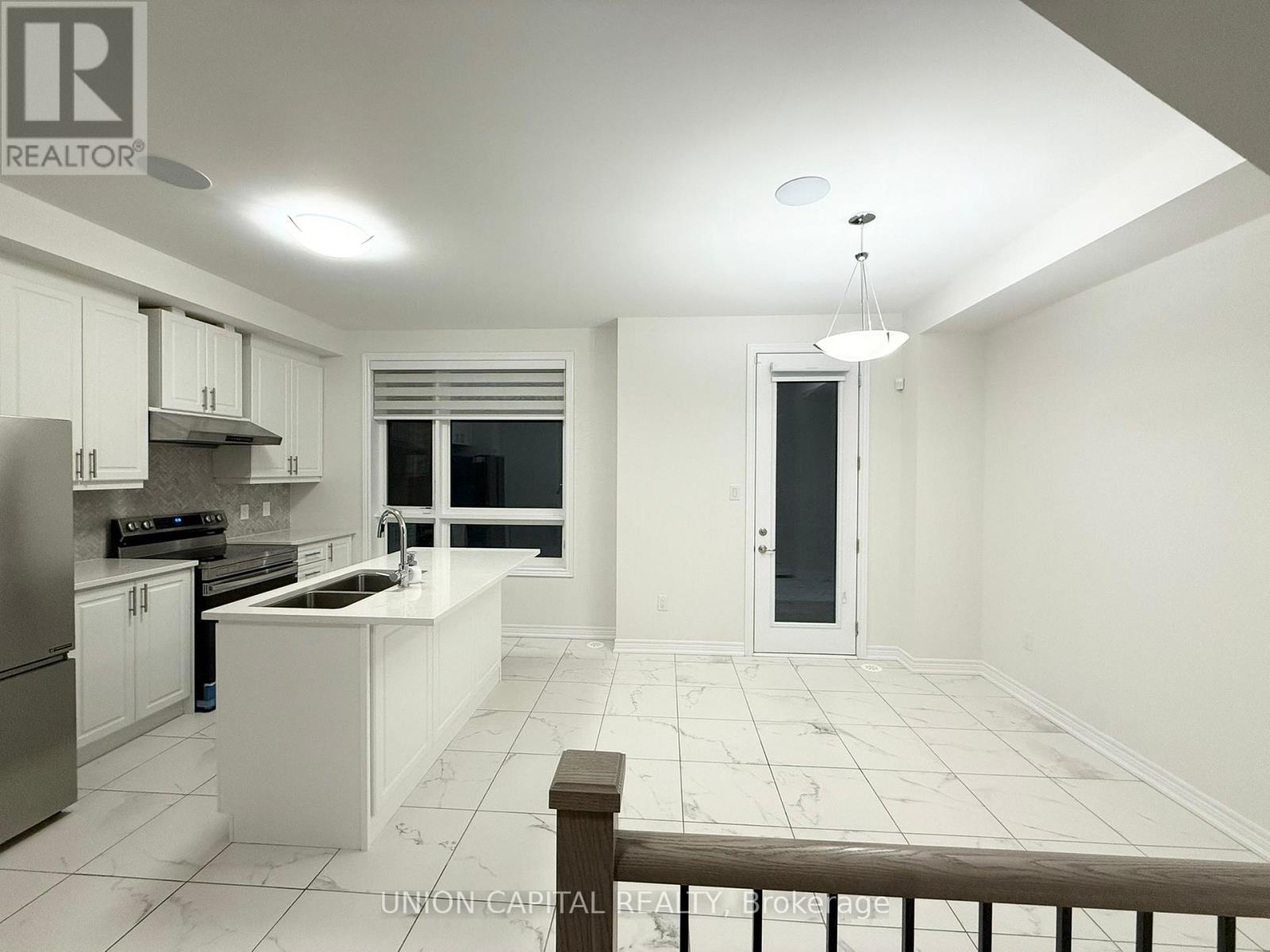 22 Robert Eaton Avenue, Markham, ON - Indoor Photo Showing Kitchen With Double Sink