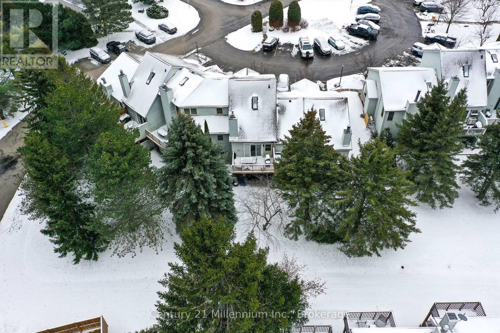 Looks out onto trees - 124 - 150 Victoria Street S, Blue Mountains, ON - Outdoor With View