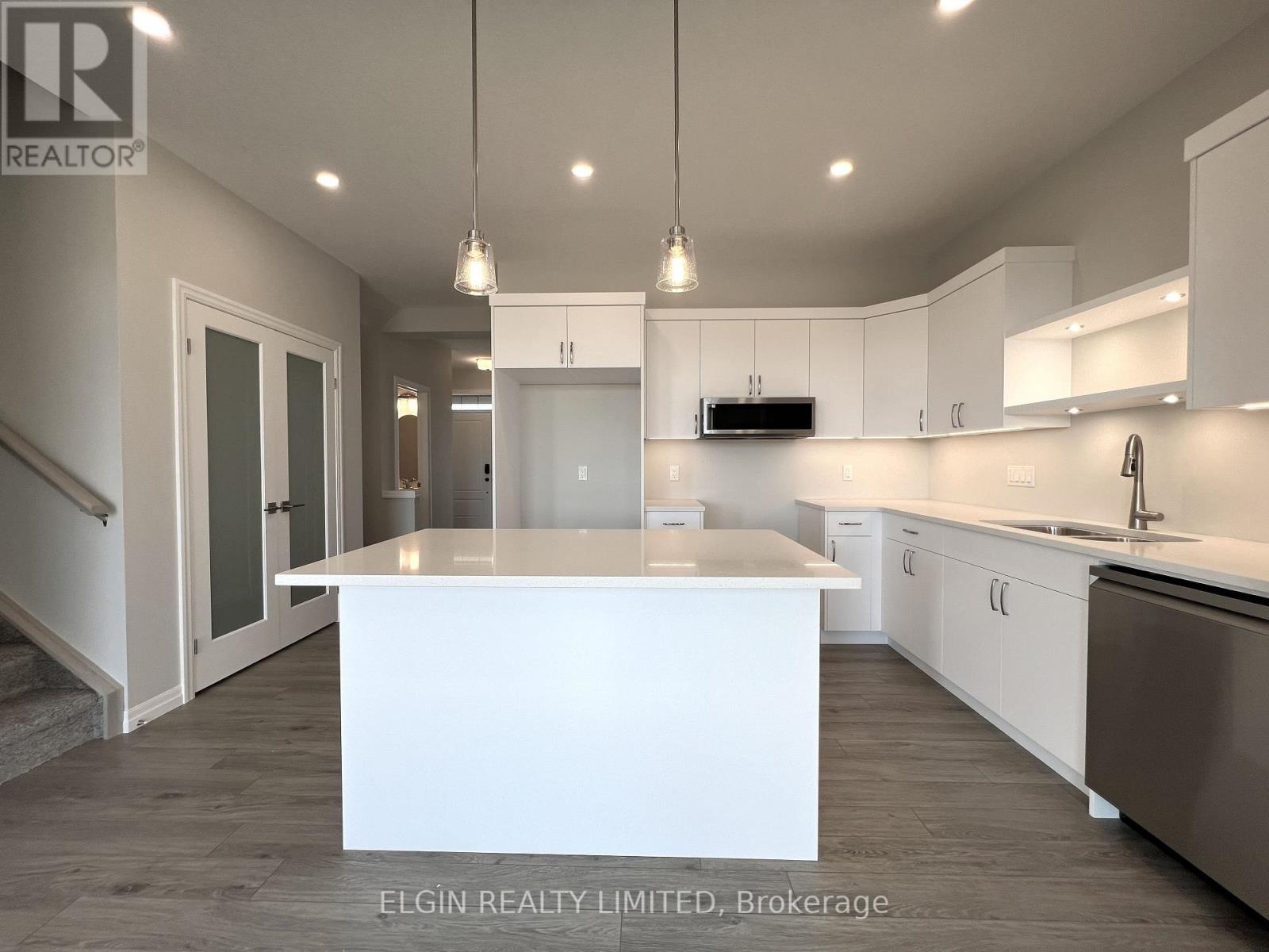 73 Braun Avenue, Tillsonburg, ON - Indoor Photo Showing Kitchen With Upgraded Kitchen