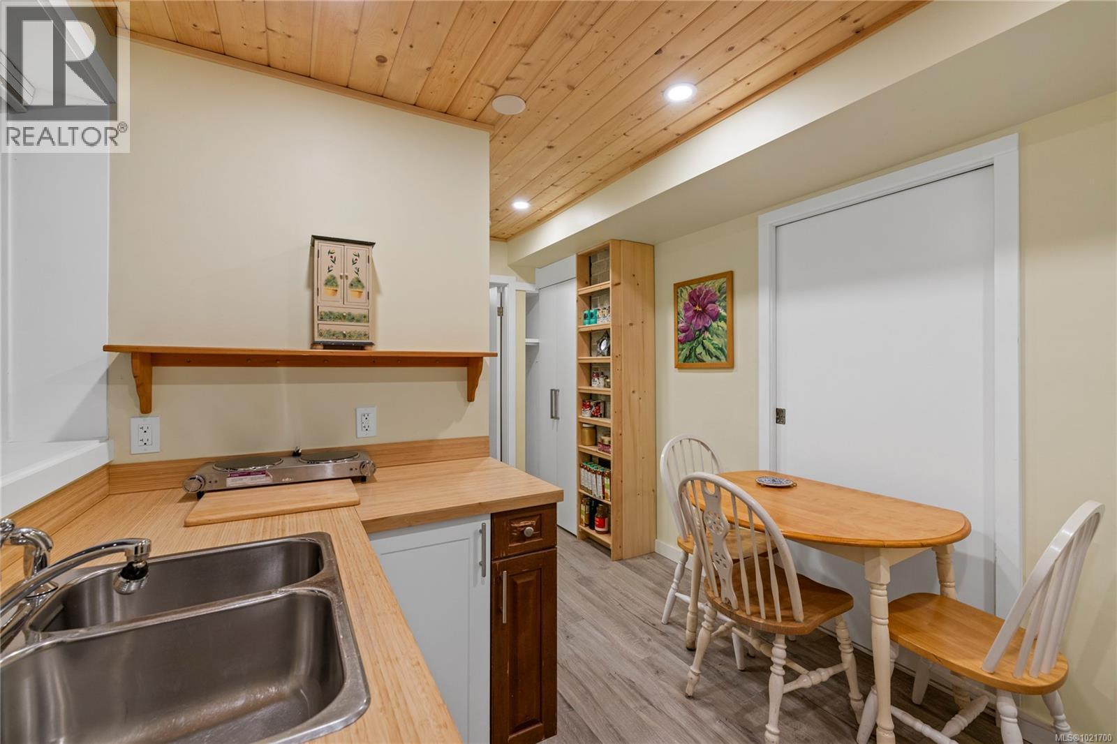 1870 Deerborne Pl, Nanaimo, BC - Indoor Photo Showing Kitchen With Double Sink