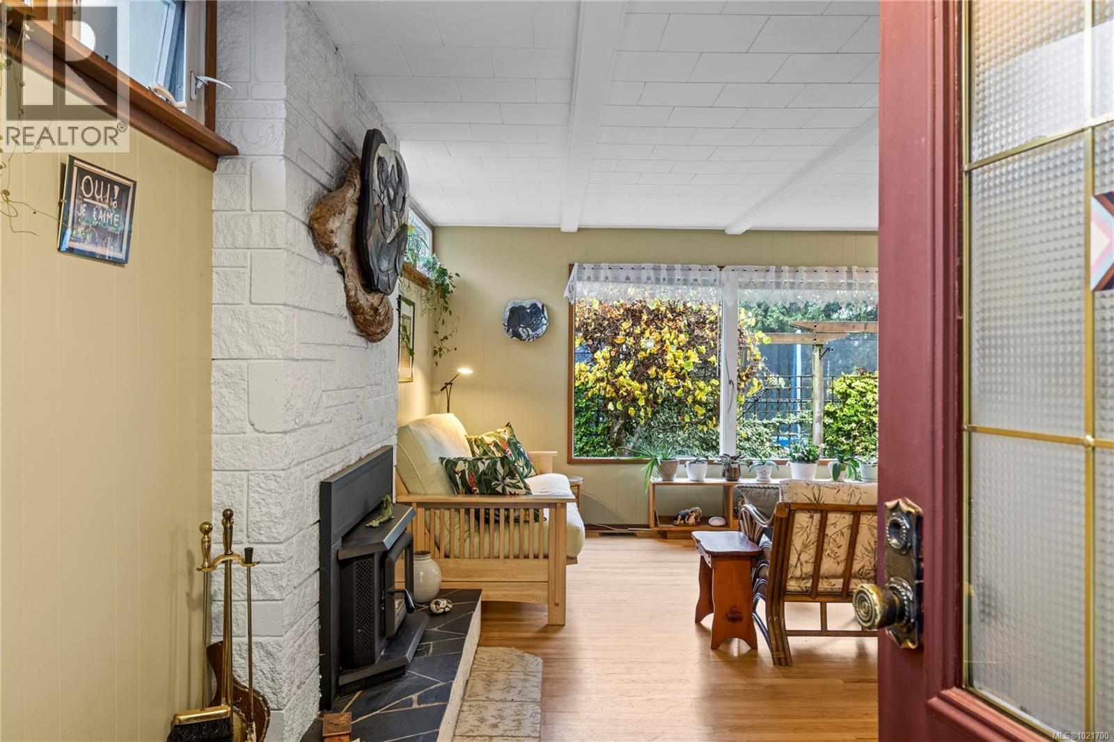 1870 Deerborne Pl, Nanaimo, BC - Indoor With Fireplace