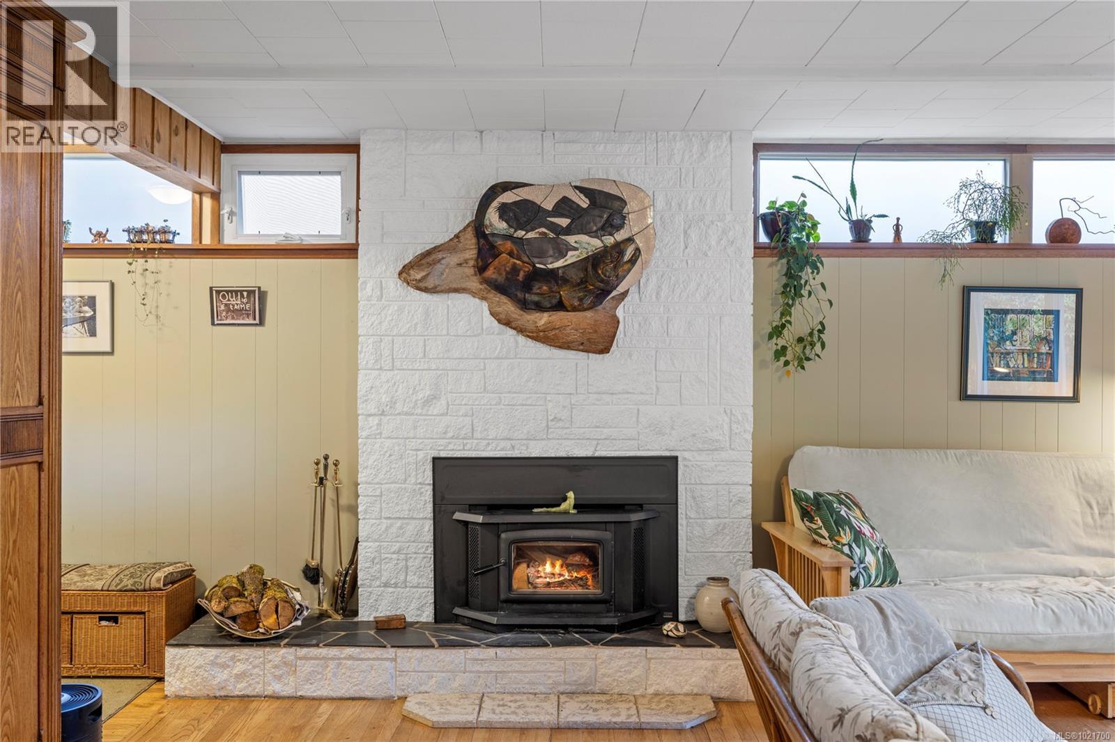 1870 Deerborne Pl, Nanaimo, BC - Indoor Photo Showing Living Room With Fireplace