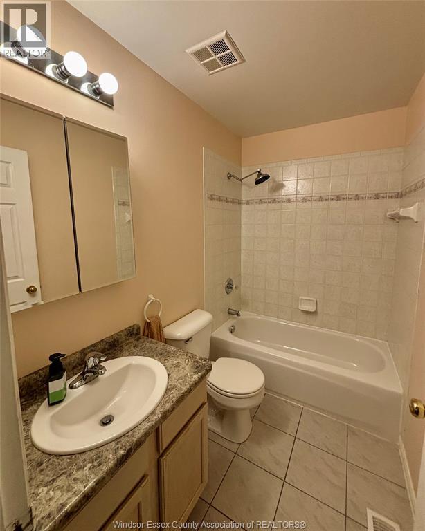 554 Rodfam Drive, Windsor, ON - Indoor Photo Showing Bathroom