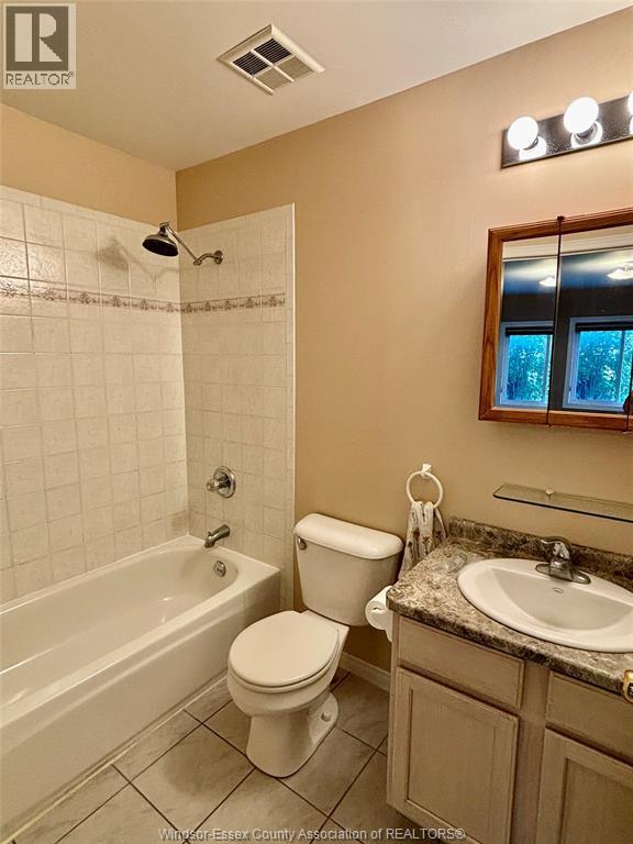 554 Rodfam Drive, Windsor, ON - Indoor Photo Showing Bathroom
