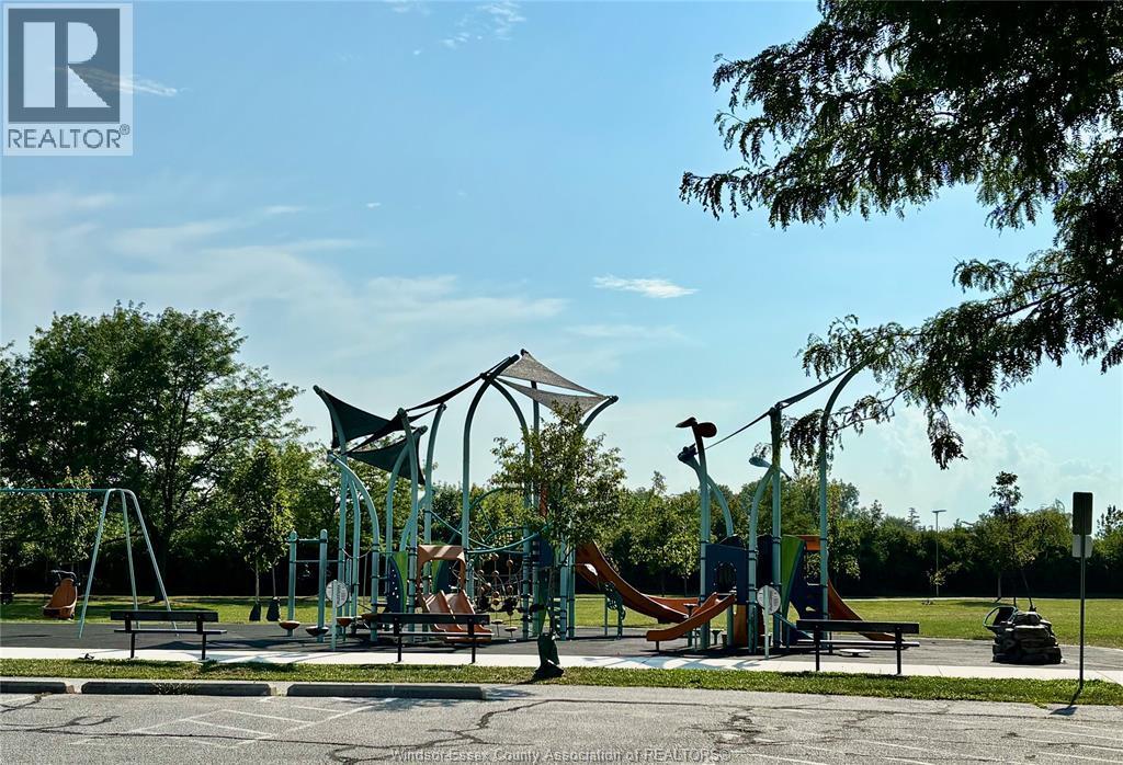 554 Rodfam Drive, Windsor, ON - Outdoor