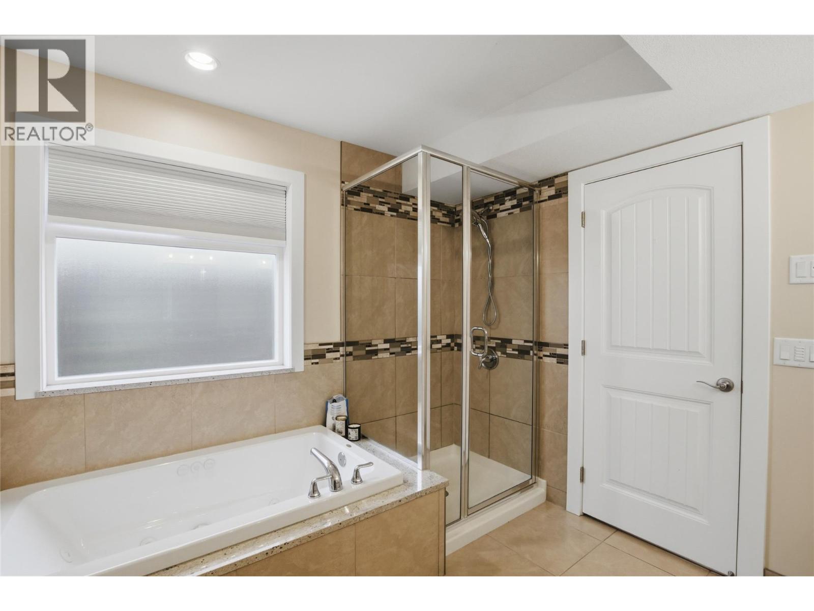 2780 Beachmount Crescent, Kamloops, BC - Indoor Photo Showing Bathroom