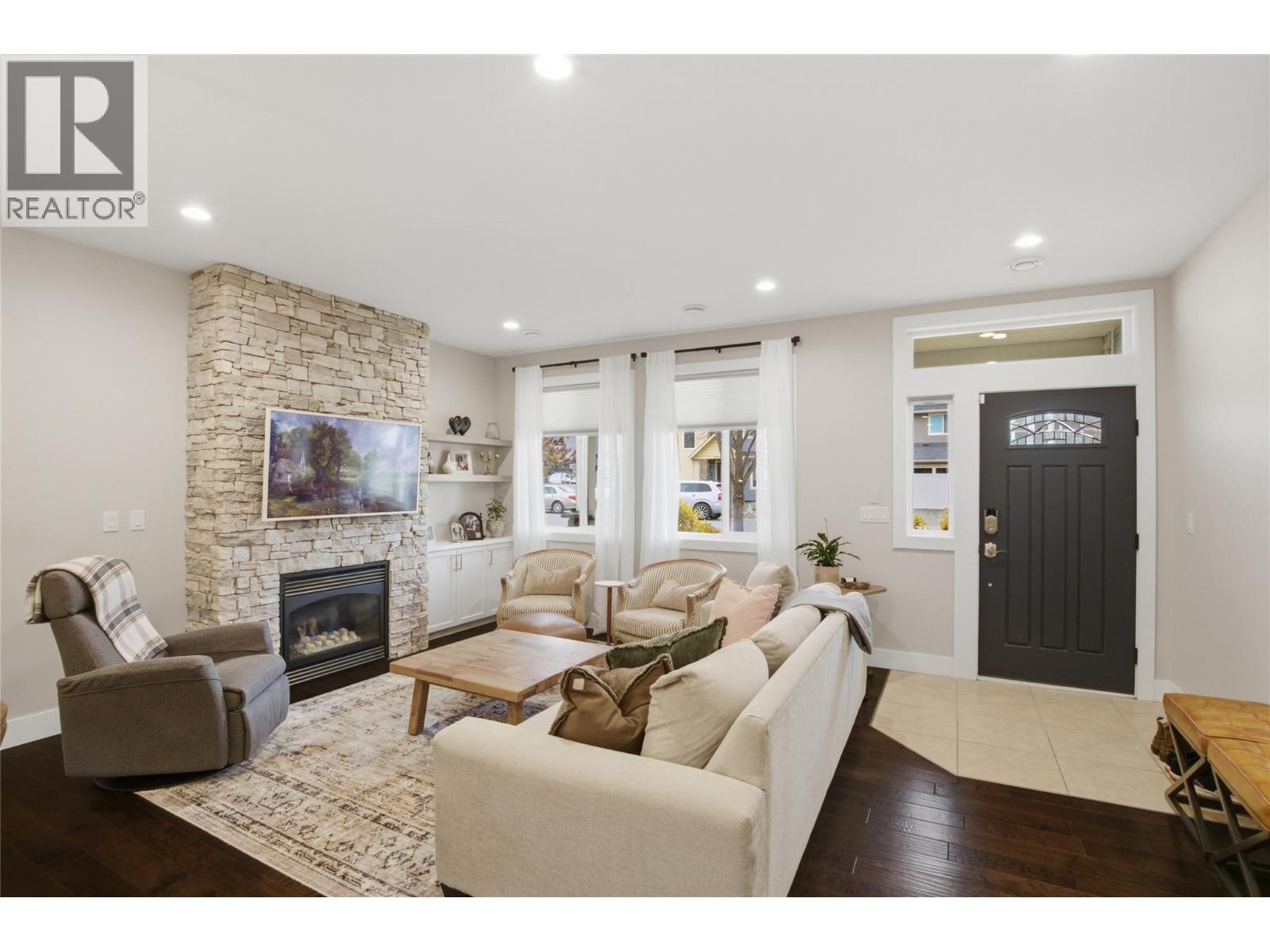 2780 Beachmount Crescent, Kamloops, BC - Indoor Photo Showing Living Room With Fireplace