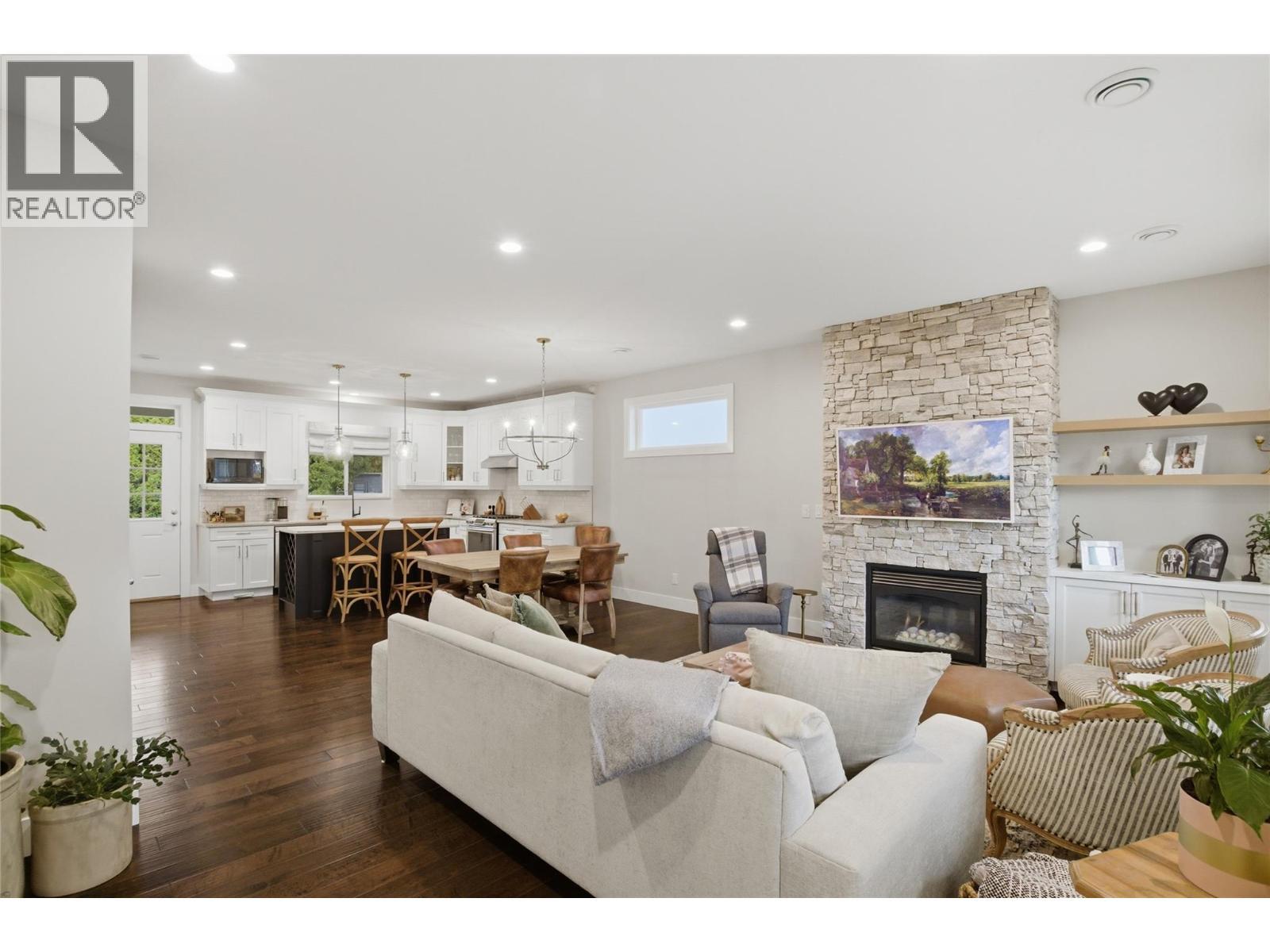 2780 Beachmount Crescent, Kamloops, BC - Indoor Photo Showing Living Room With Fireplace