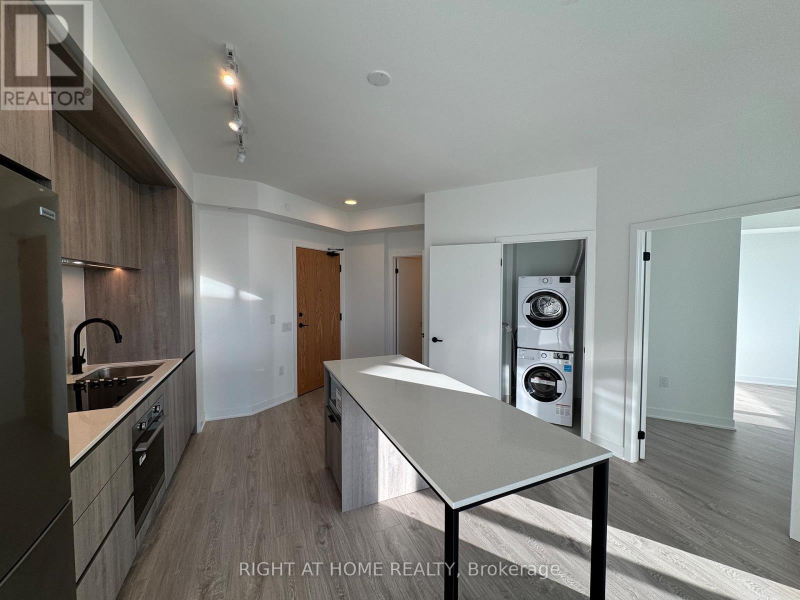 1906 - 2495 Eglinton Avenue W, Mississauga, ON - Indoor Photo Showing Kitchen