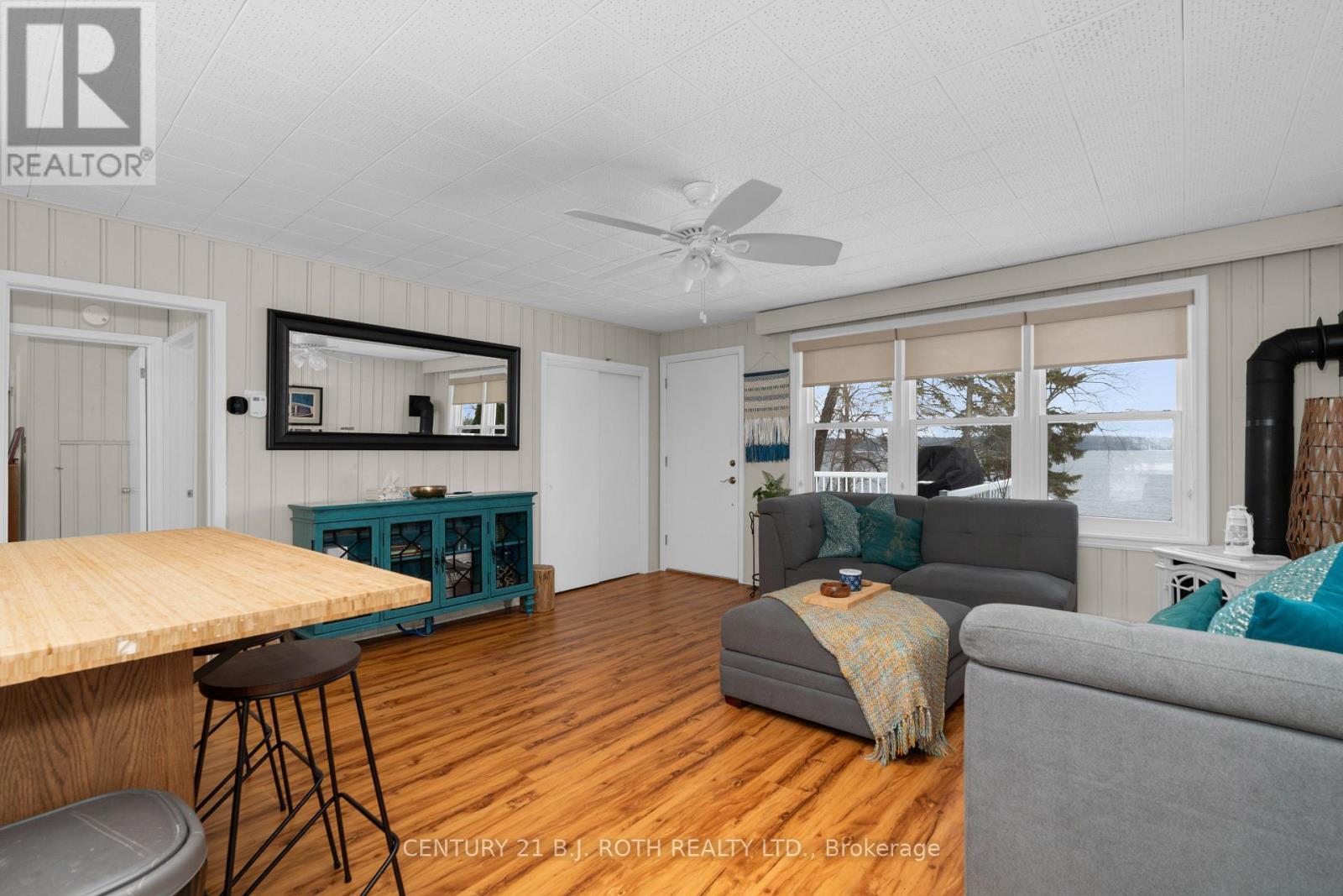 239 Avery Point Road, Kawartha Lakes, ON - Indoor Photo Showing Living Room