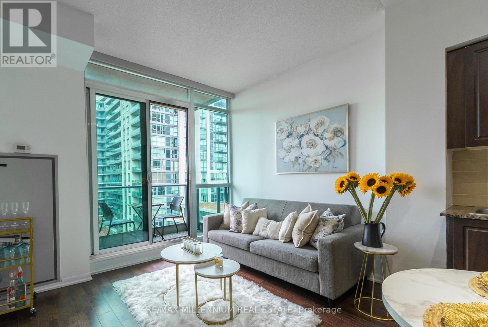 712 - 215 Fort York Boulevard, Toronto, ON - Indoor Photo Showing Living Room