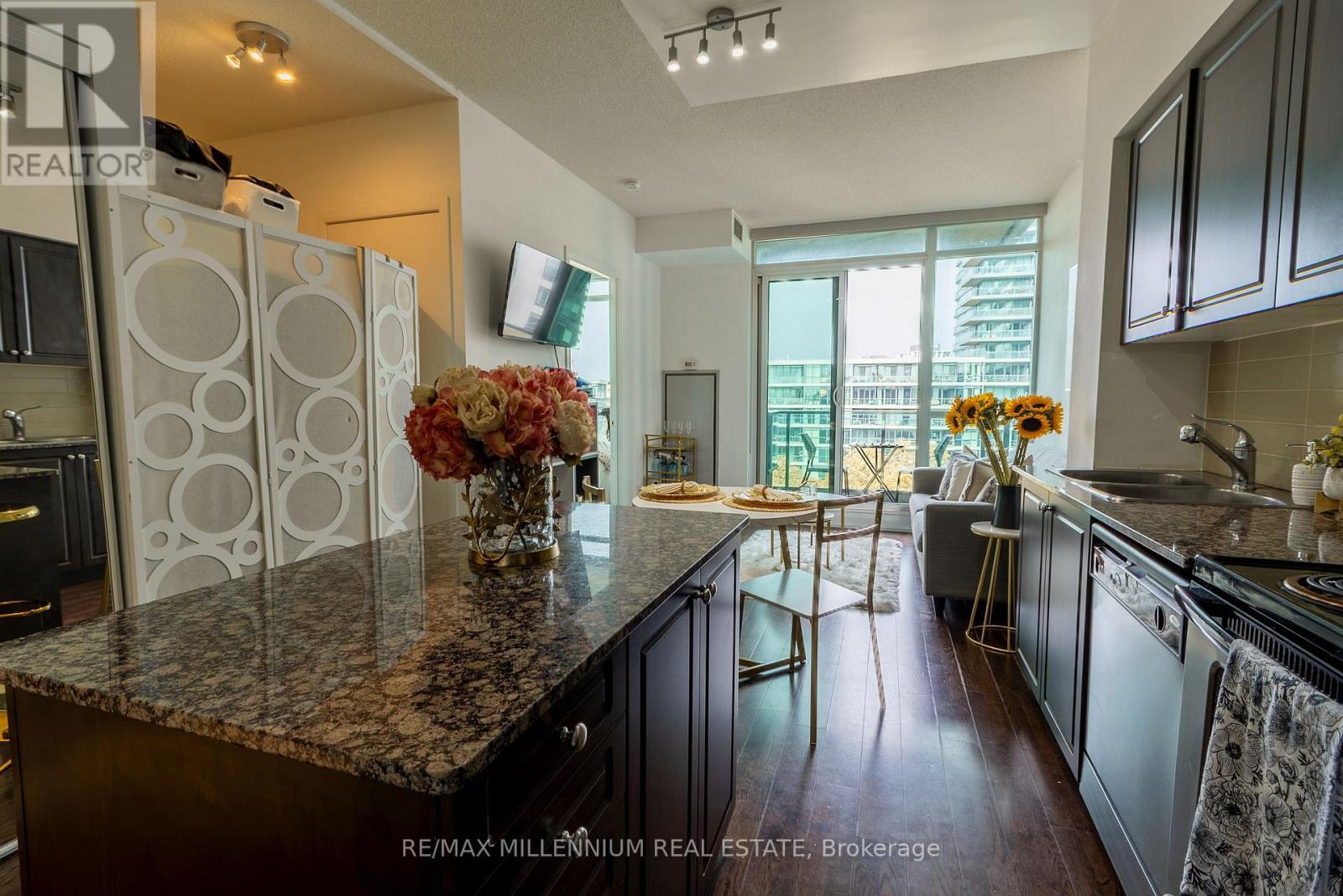 712 - 215 Fort York Boulevard, Toronto, ON - Indoor Photo Showing Kitchen With Double Sink With Upgraded Kitchen