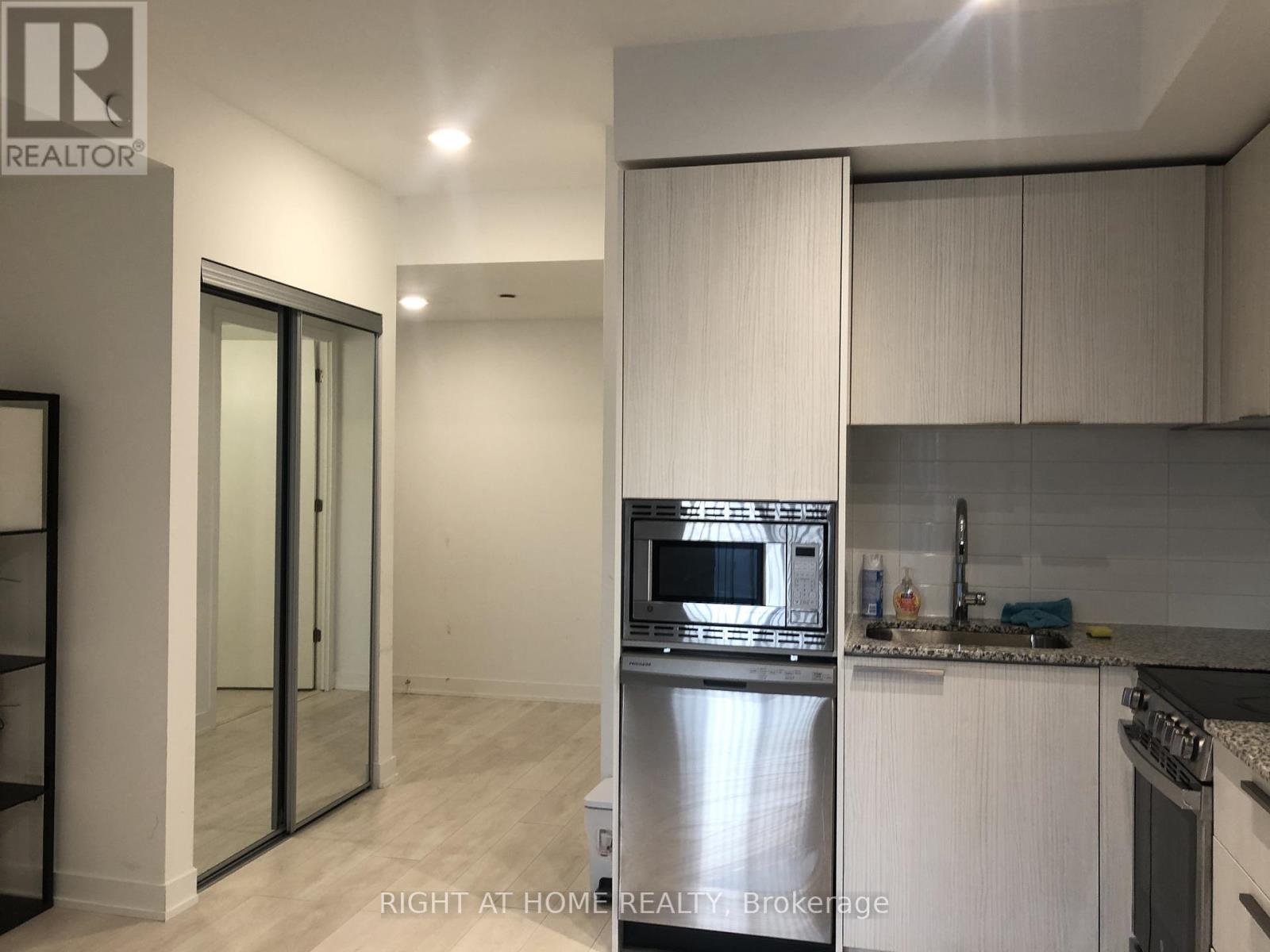 901 - 501 Yonge Street, Toronto, ON - Indoor Photo Showing Kitchen With Upgraded Kitchen