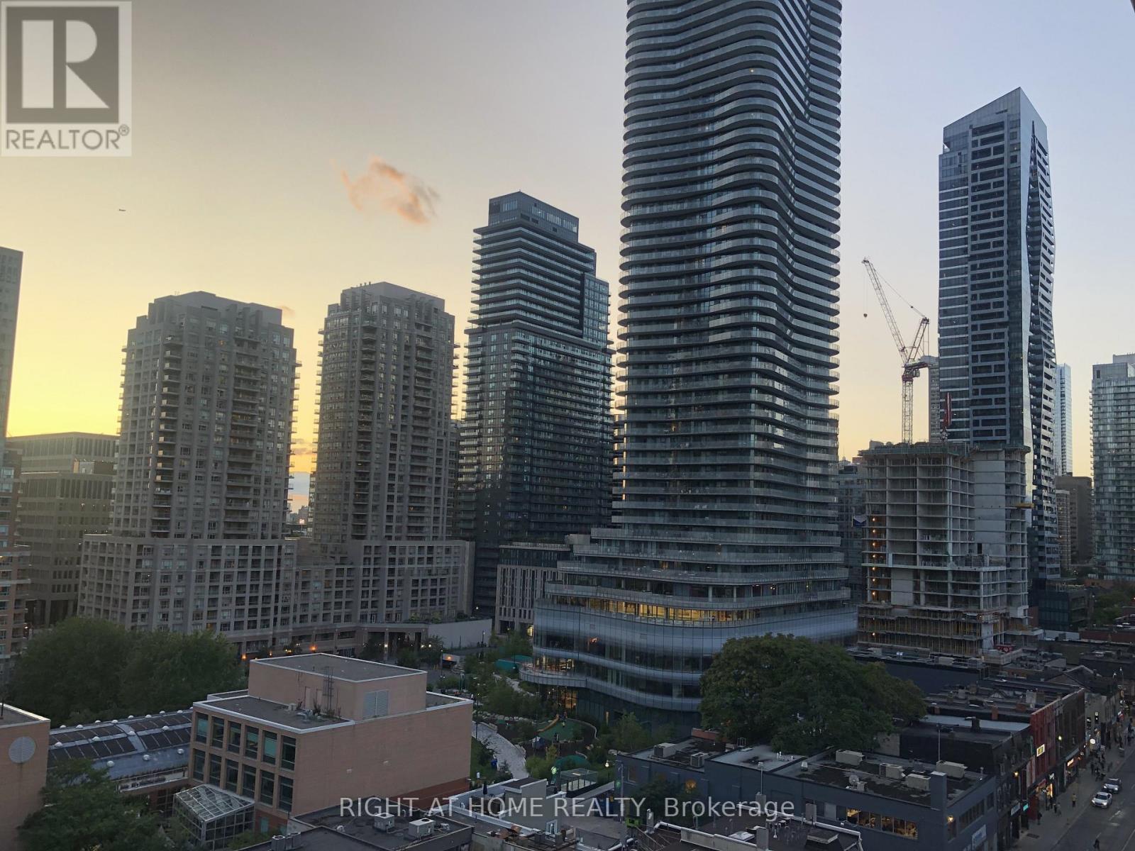 901 - 501 Yonge Street, Toronto, ON - Outdoor With Facade