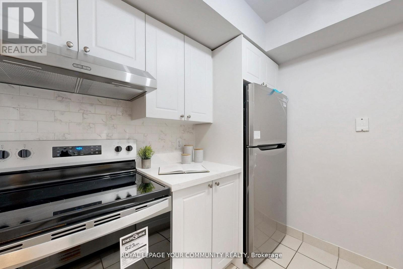 1201 - 260 Doris Avenue, Toronto, ON - Indoor Photo Showing Kitchen