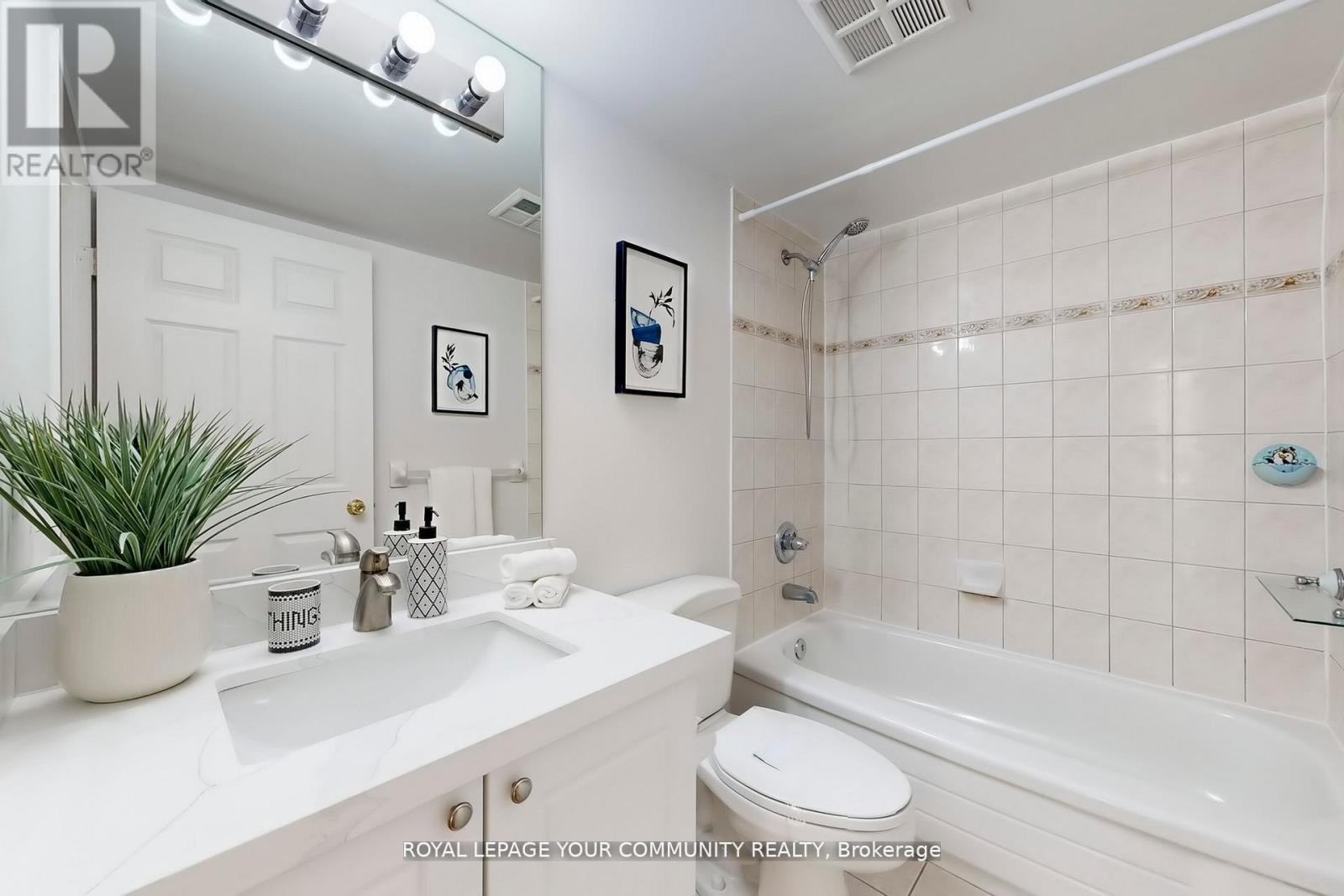 1201 - 260 Doris Avenue, Toronto, ON - Indoor Photo Showing Bathroom