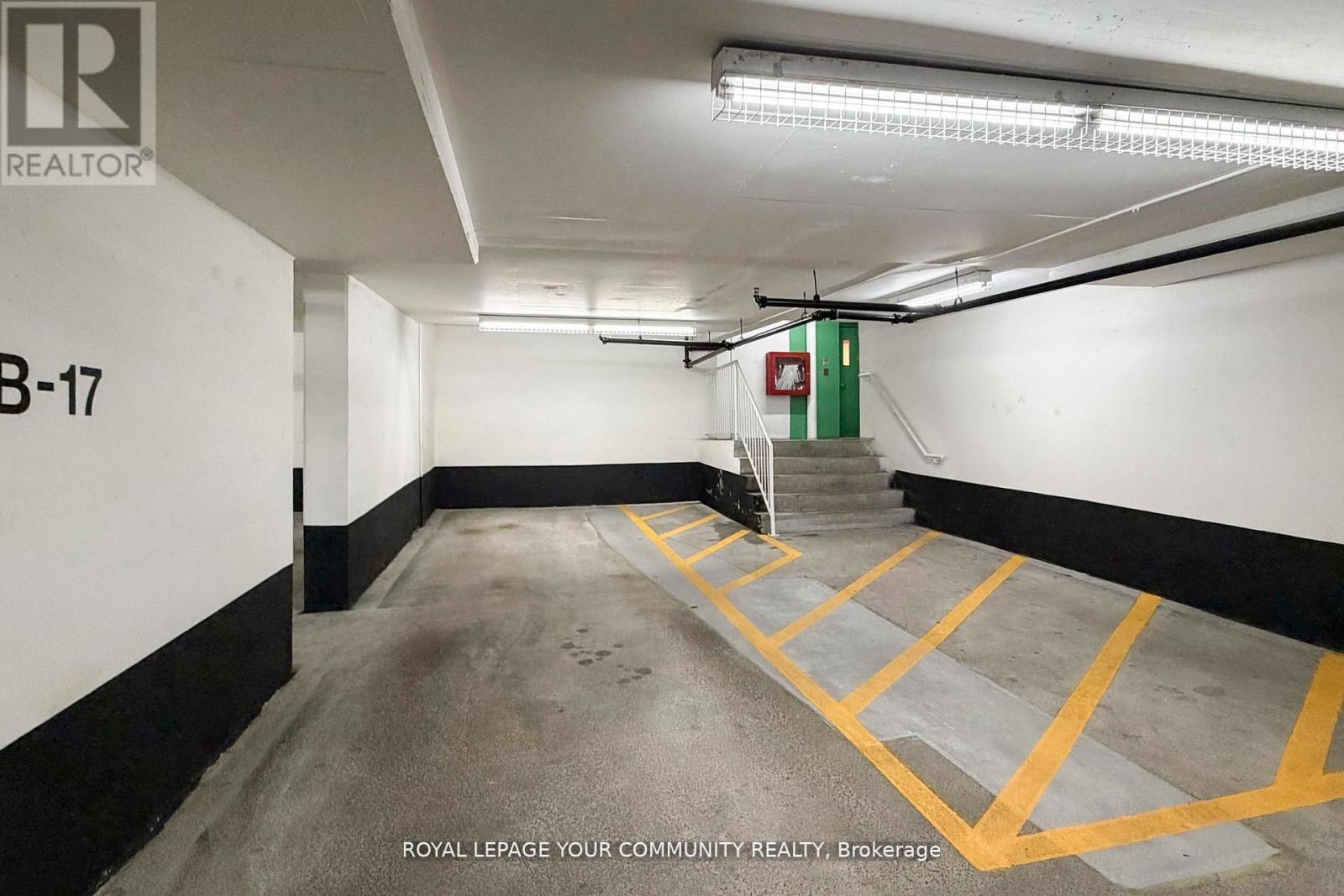 1201 - 260 Doris Avenue, Toronto, ON - Indoor Photo Showing Garage