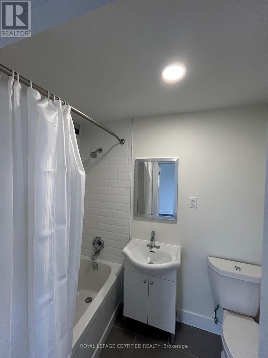 26 - 3464 Yonge Street, Toronto, ON - Indoor Photo Showing Bathroom