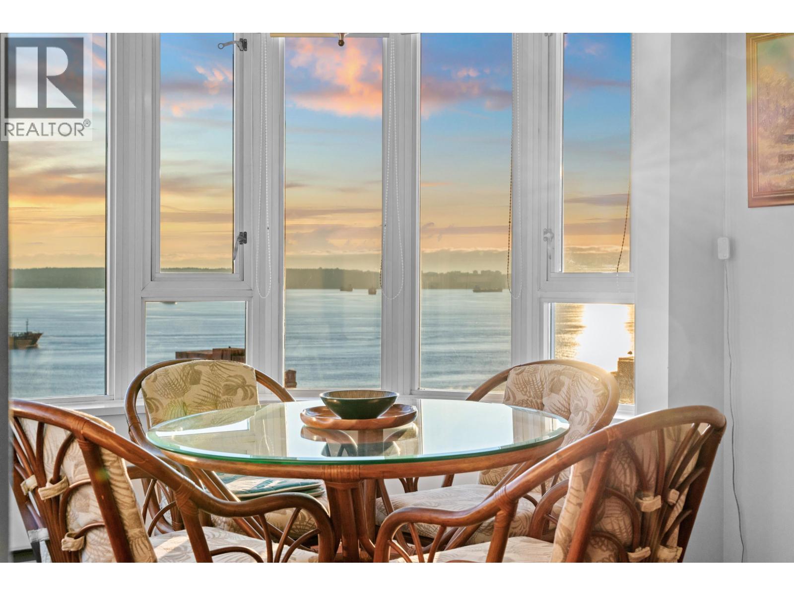 1601 2203 Bellevue Avenue, West Vancouver, BC - Indoor Photo Showing Dining Room