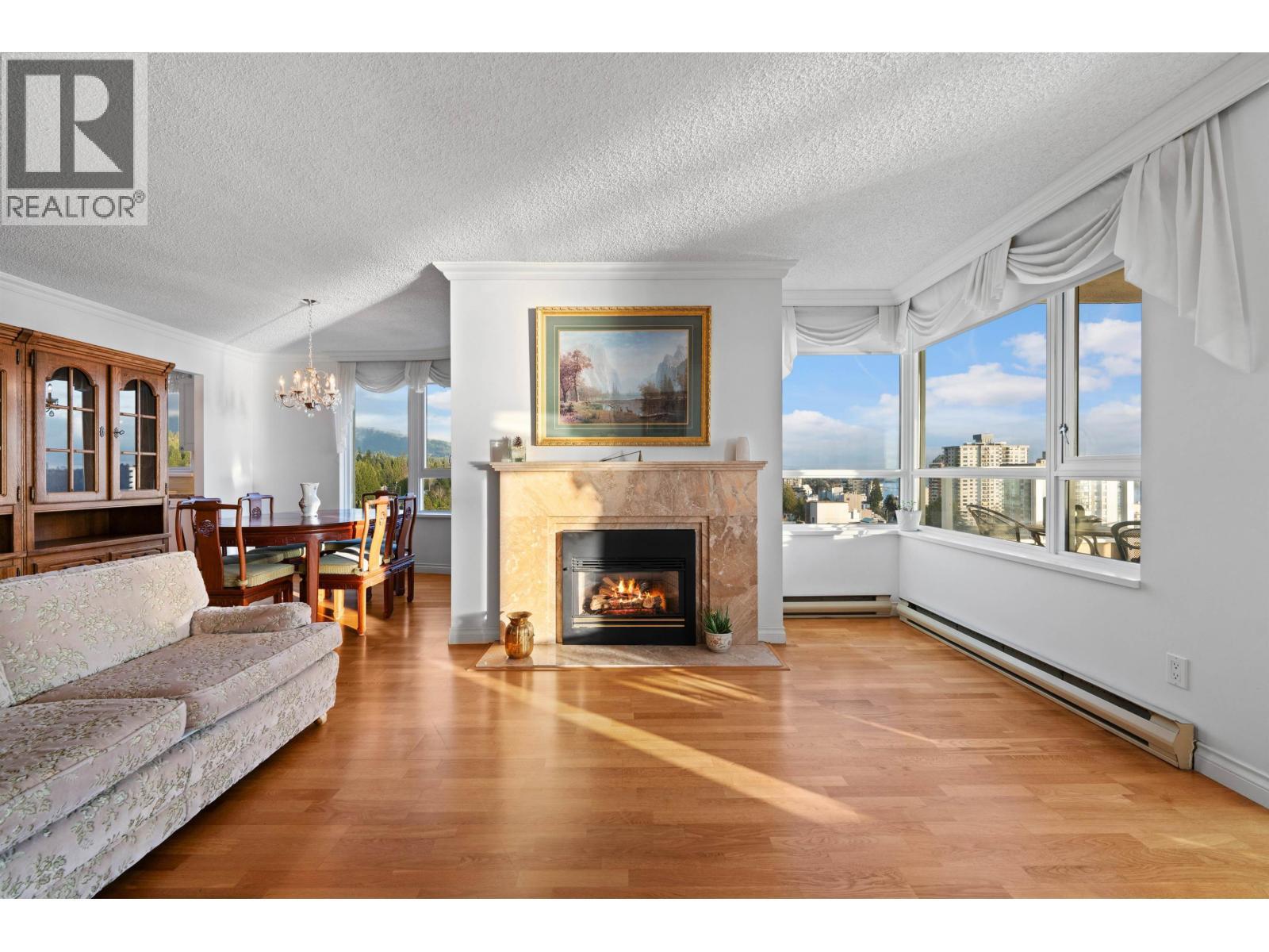 1601 2203 Bellevue Avenue, West Vancouver, BC - Indoor Photo Showing Living Room With Fireplace