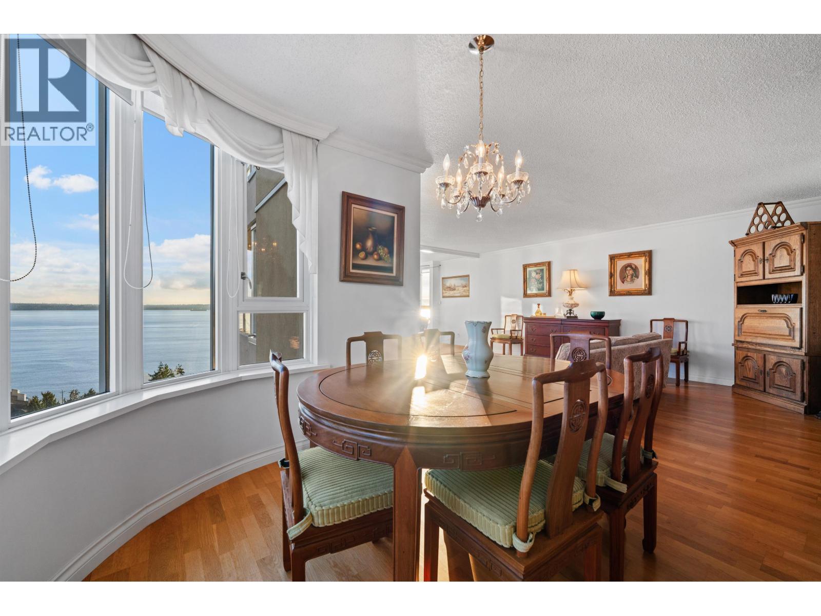 1601 2203 Bellevue Avenue, West Vancouver, BC - Indoor Photo Showing Dining Room