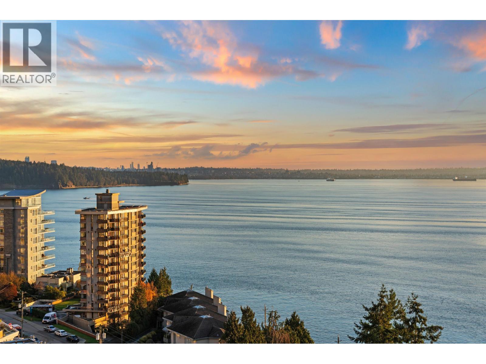 1601 2203 Bellevue Avenue, West Vancouver, BC - Outdoor With Body Of Water With View