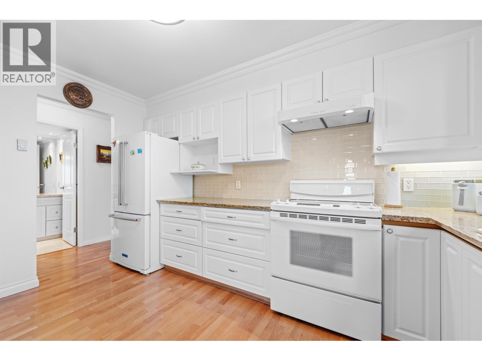1601 2203 Bellevue Avenue, West Vancouver, BC - Indoor Photo Showing Kitchen