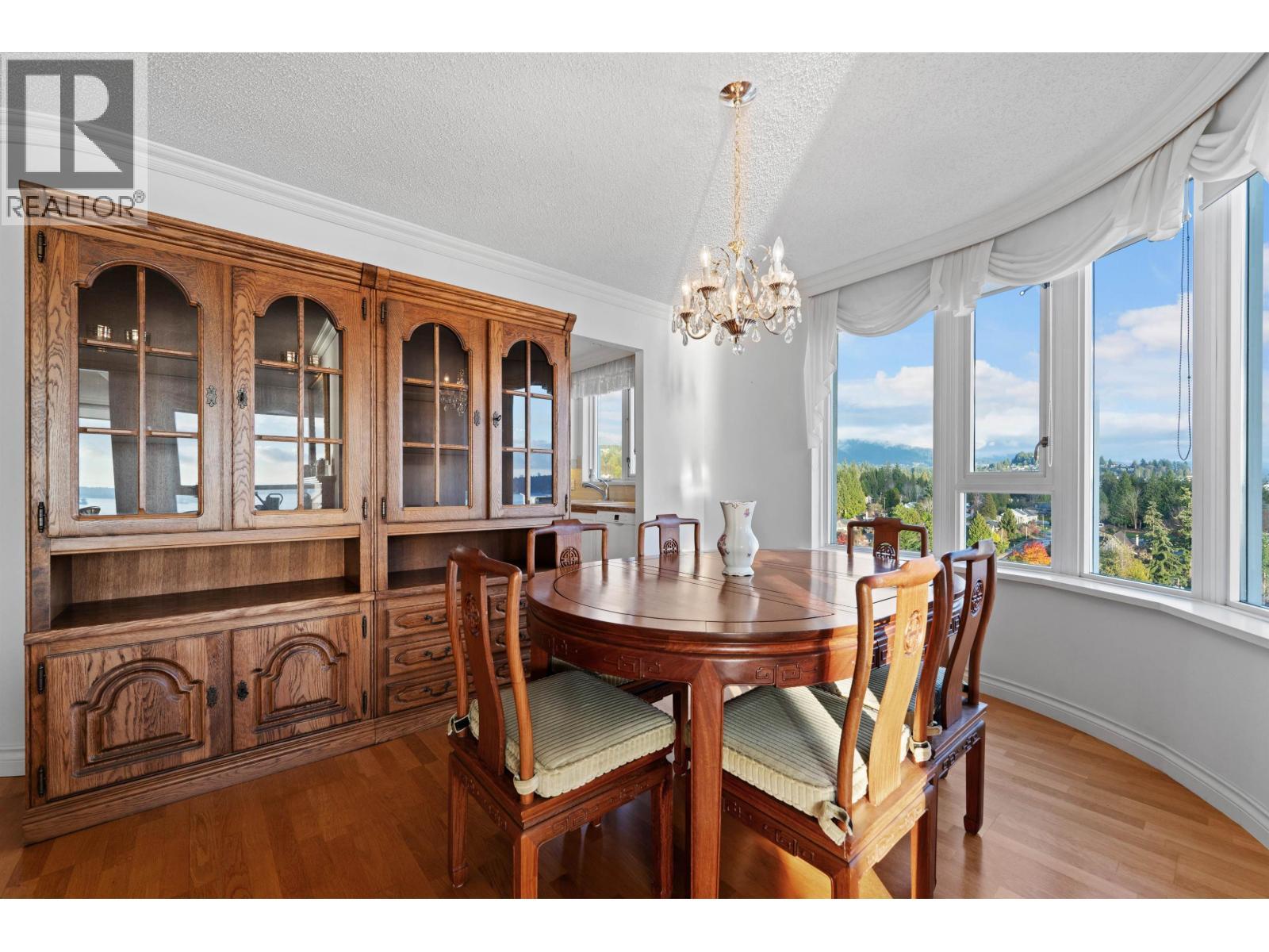 1601 2203 Bellevue Avenue, West Vancouver, BC - Indoor Photo Showing Dining Room