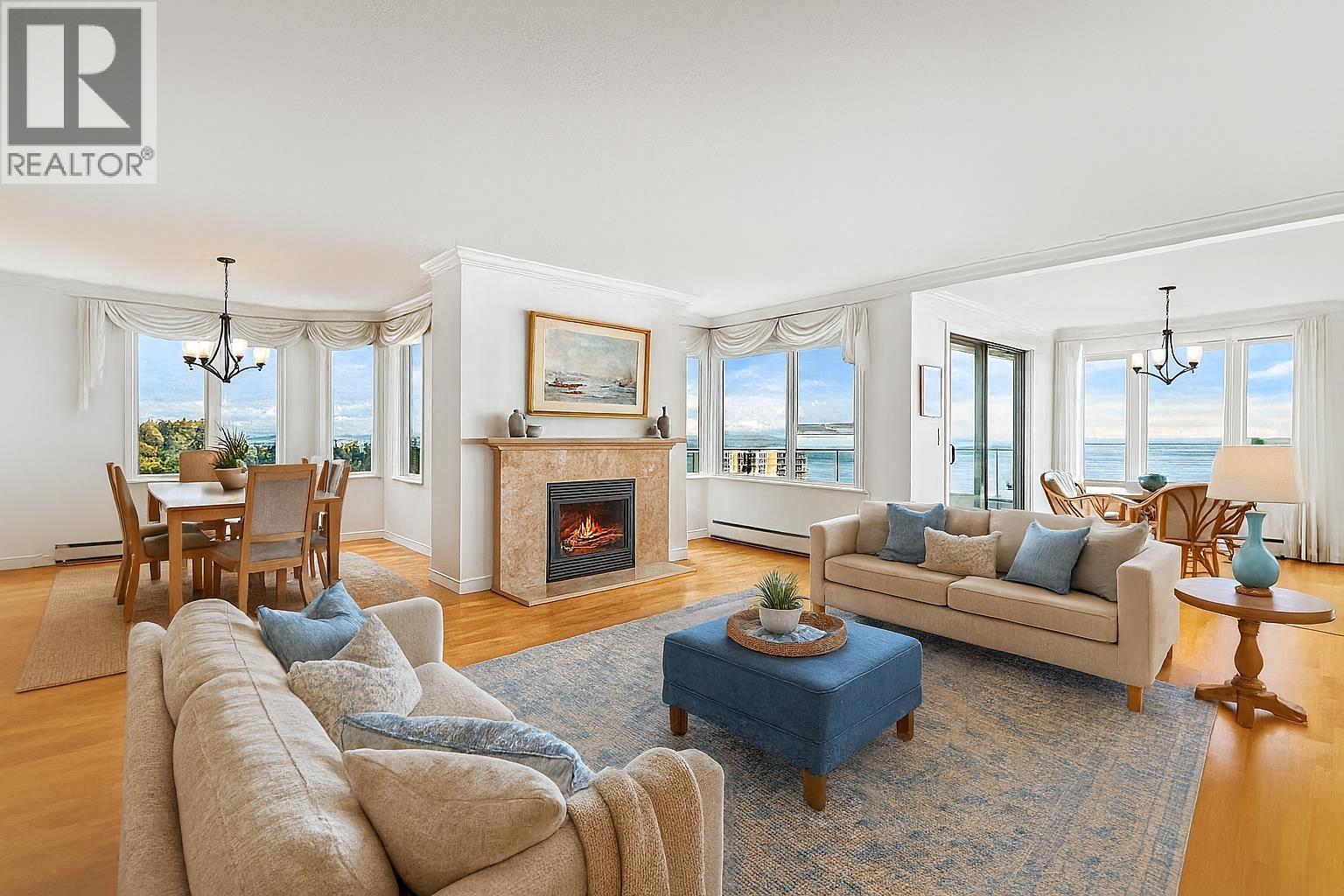 1601 2203 Bellevue Avenue, West Vancouver, BC - Indoor Photo Showing Living Room With Fireplace