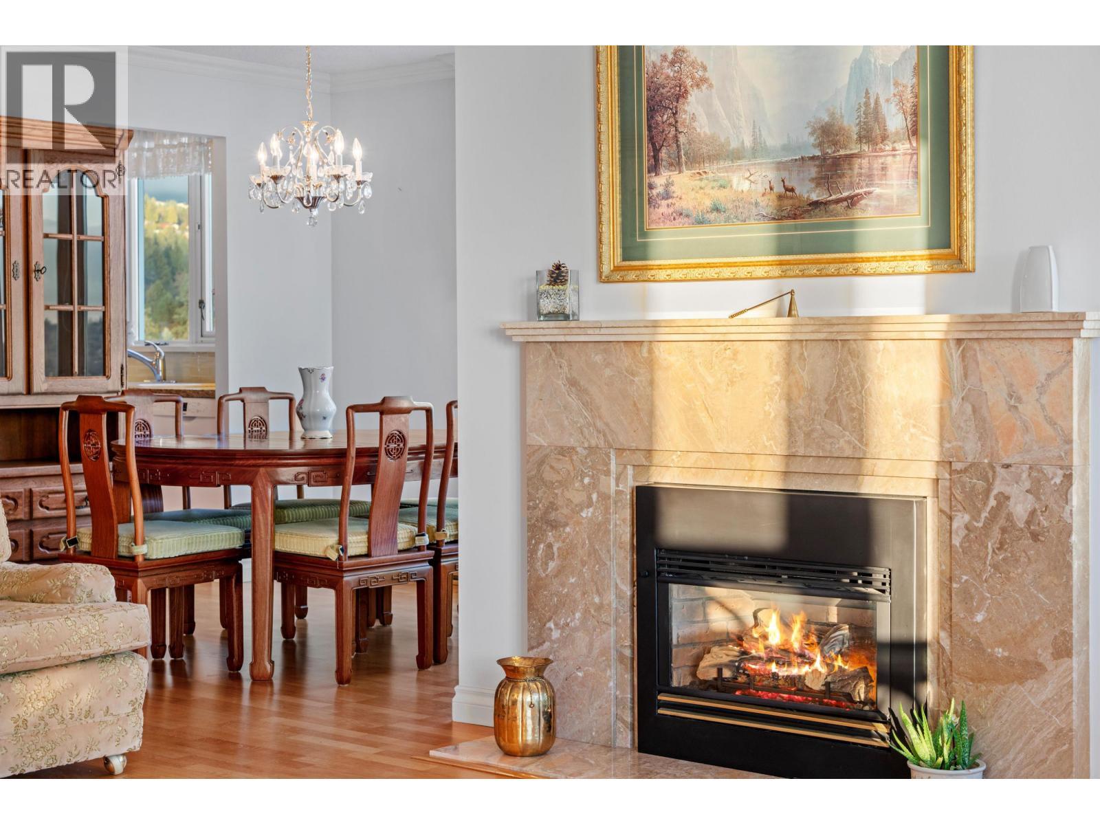 1601 2203 Bellevue Avenue, West Vancouver, BC - Indoor With Fireplace