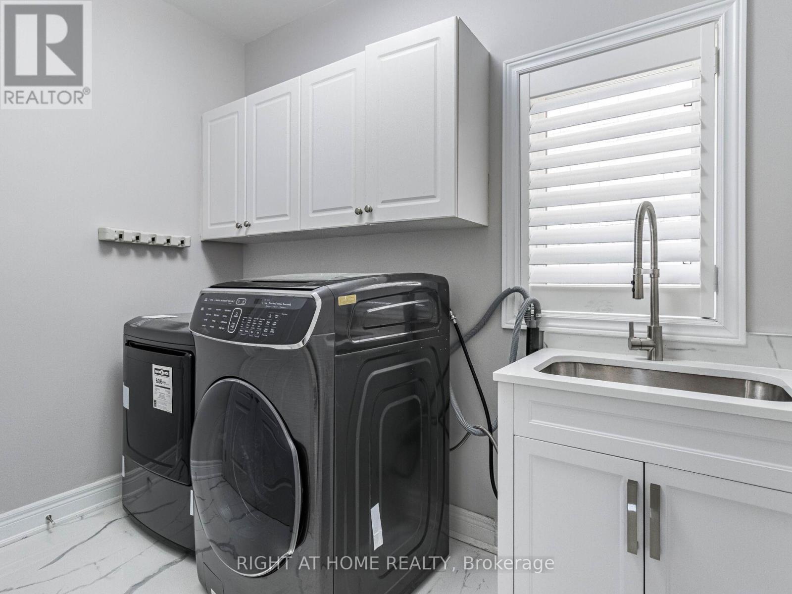 2340 Thruxton Drive, Oakville, ON