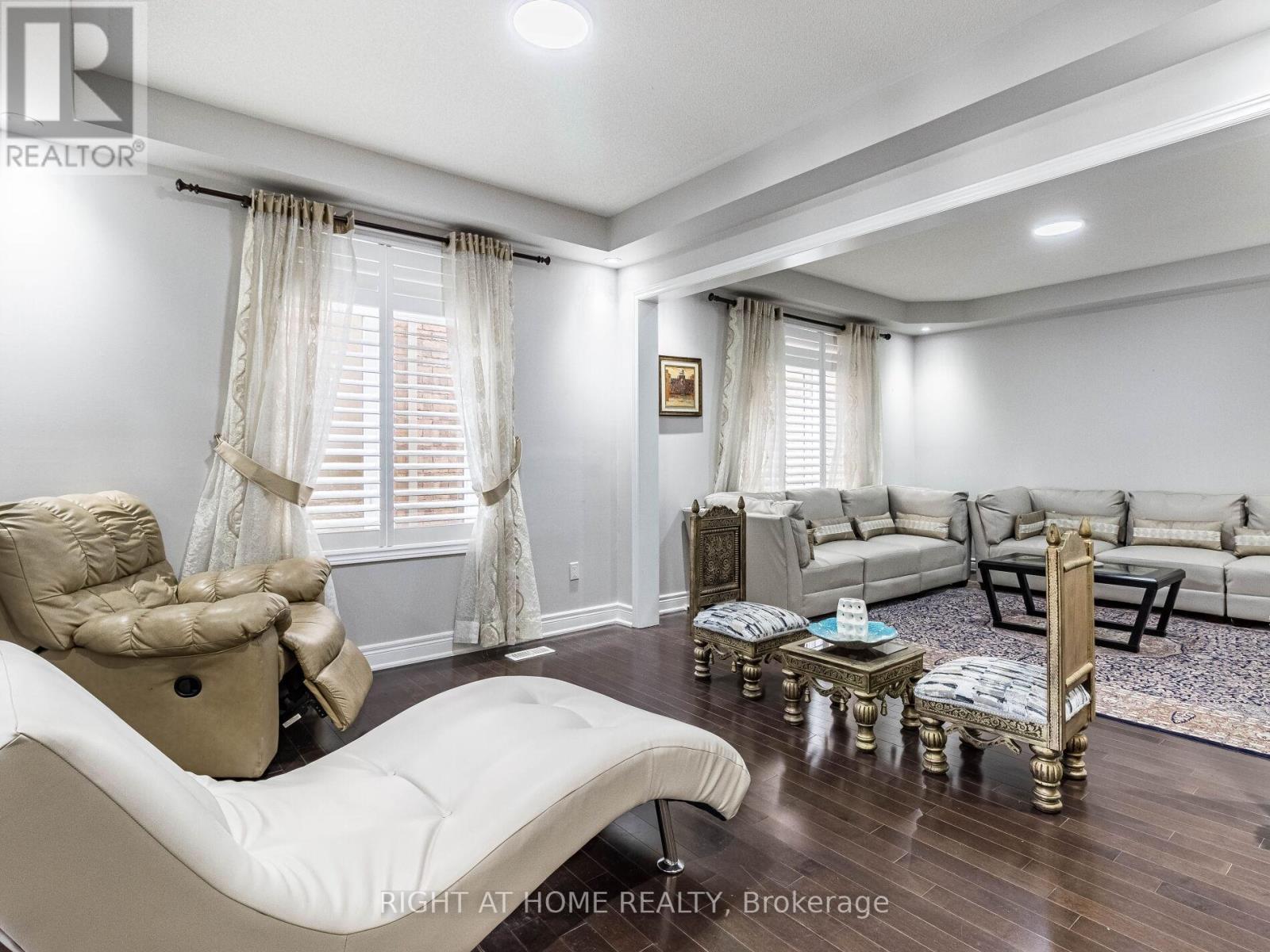 2340 Thruxton Drive, Oakville, ON