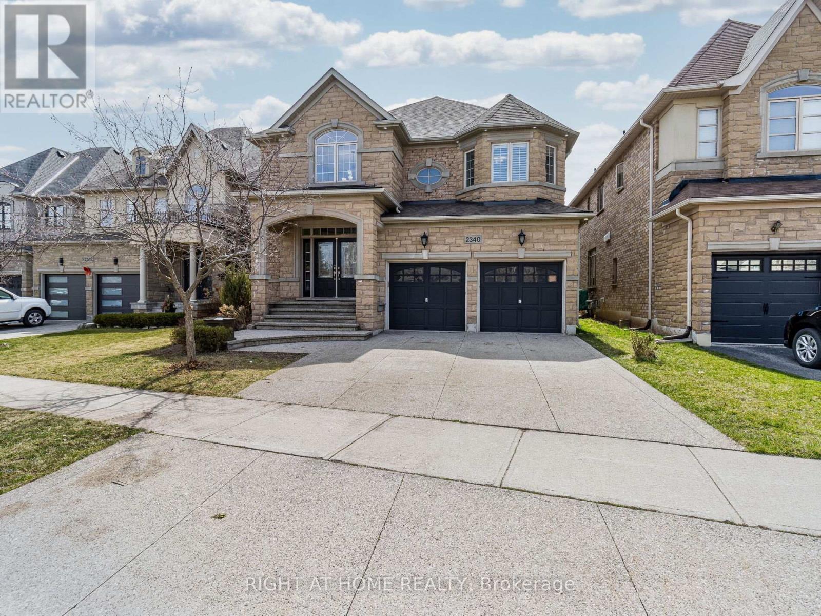 2340 Thruxton Drive, Oakville, ON - Outdoor With Facade