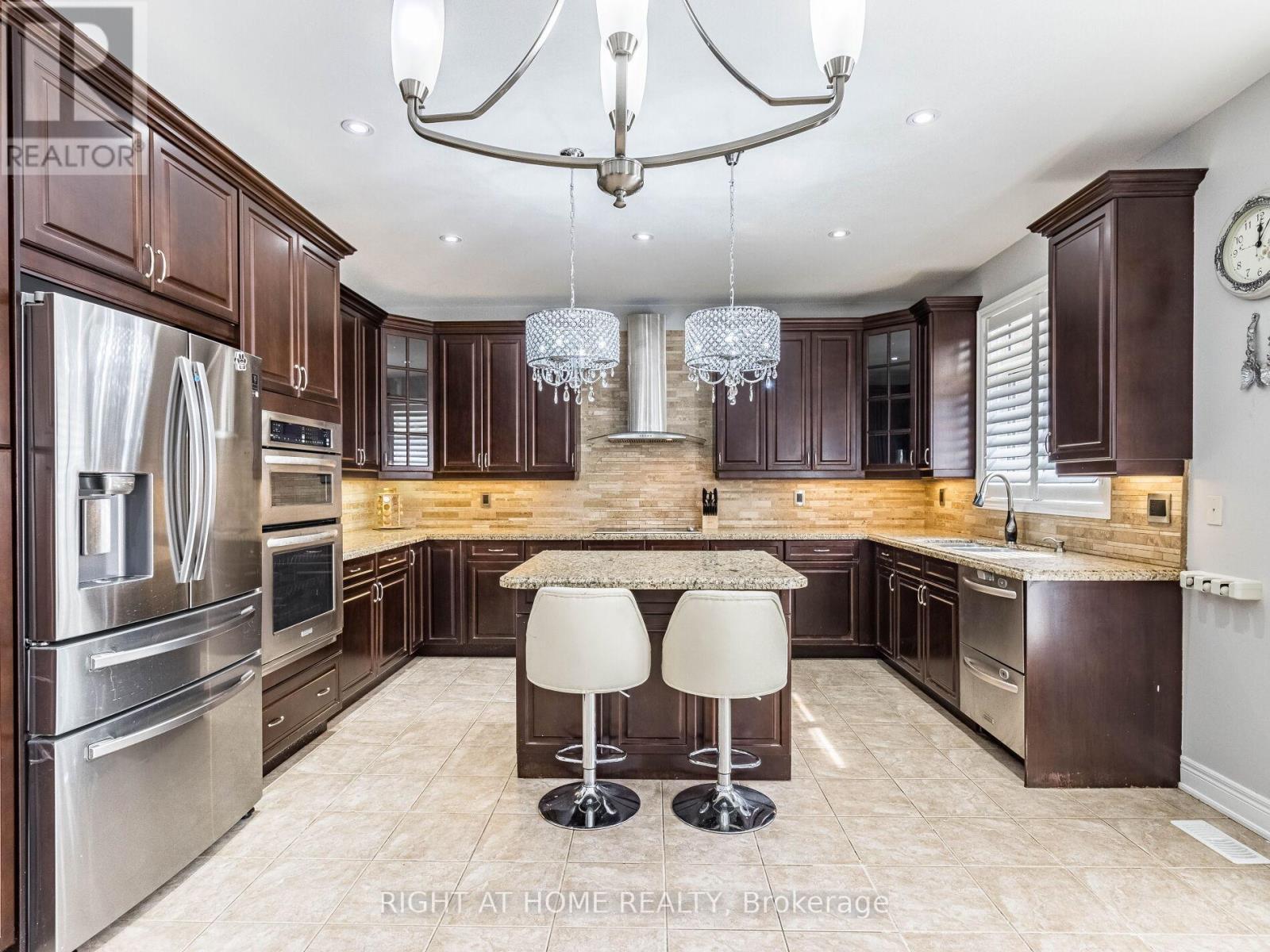 2340 Thruxton Drive, Oakville, ON - Indoor Photo Showing Kitchen With Upgraded Kitchen