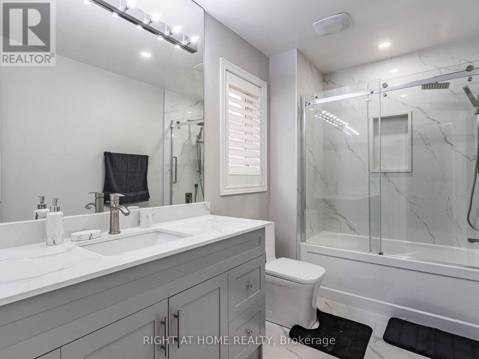 2340 Thruxton Drive, Oakville, ON - Indoor Photo Showing Bathroom