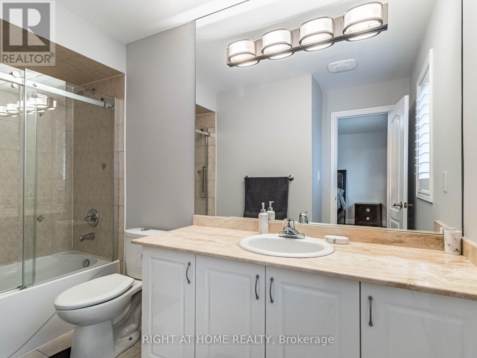 2340 Thruxton Drive, Oakville, ON - Indoor Photo Showing Bathroom