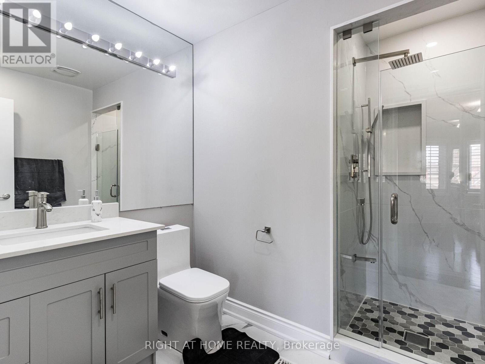 2340 Thruxton Drive, Oakville, ON - Indoor Photo Showing Bathroom
